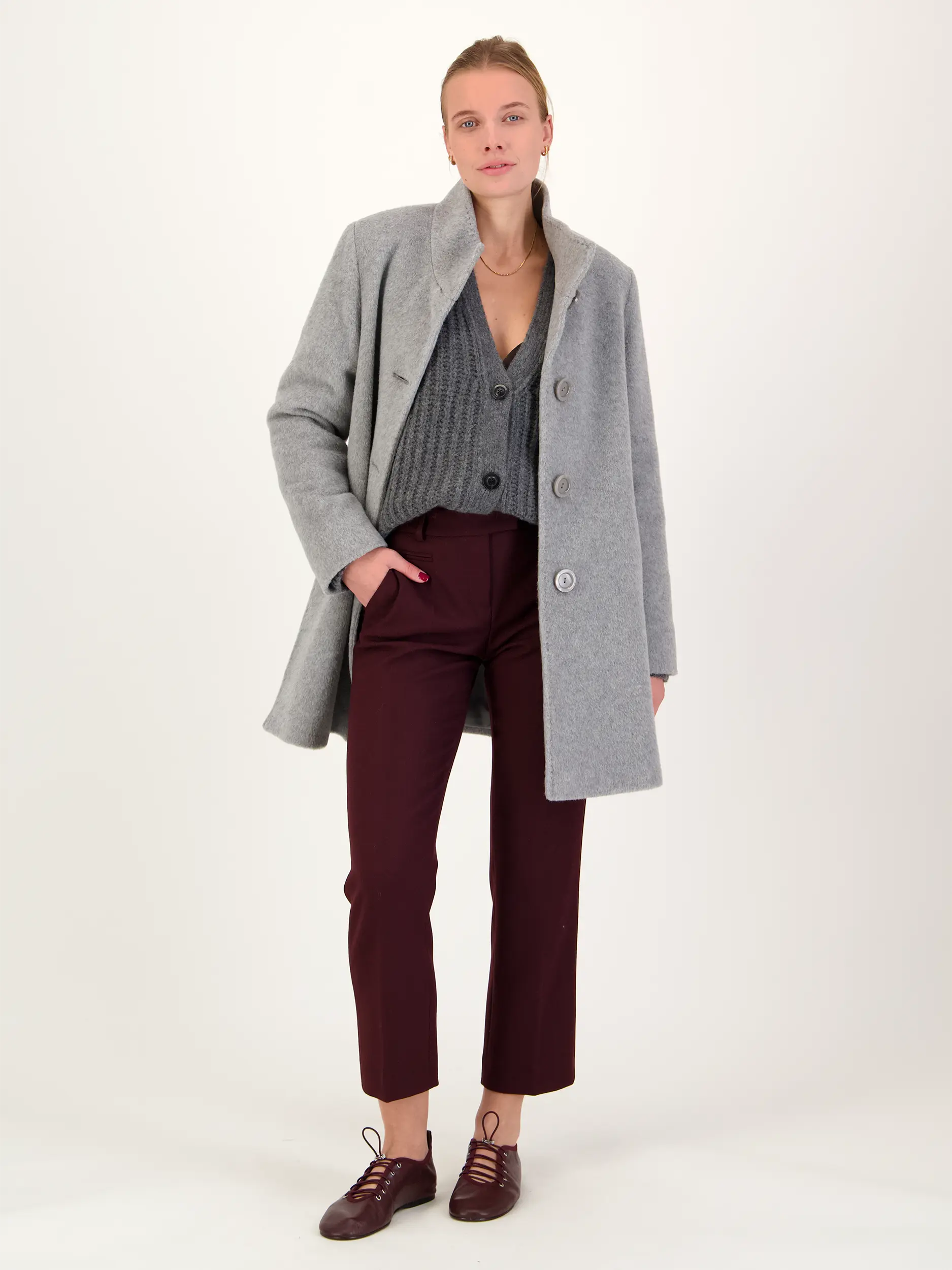 Bundfaltenhose 'Mary' - Artikel Teil eines Outfits getragen von einem Modell - Farbe: Rot