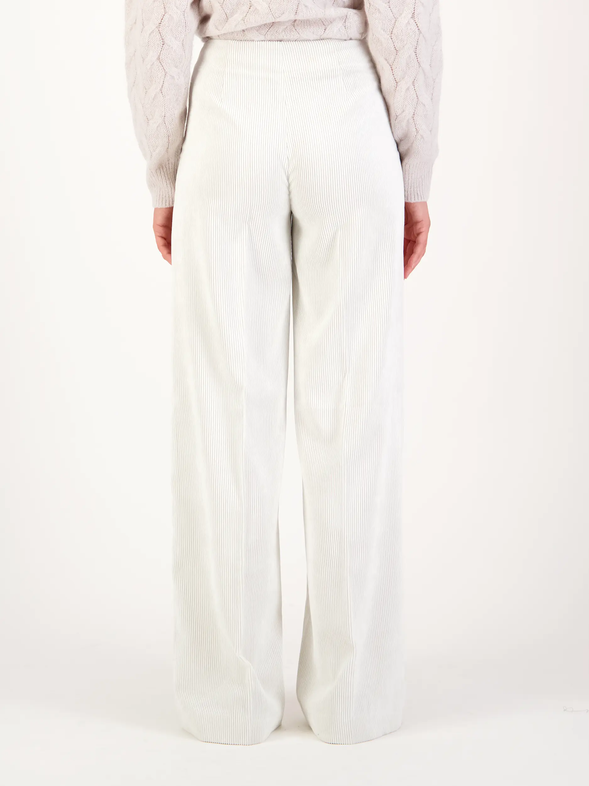Cordhose 'Before' - Artikel Rückseite getragen von einem Modell - Farbe: Creme