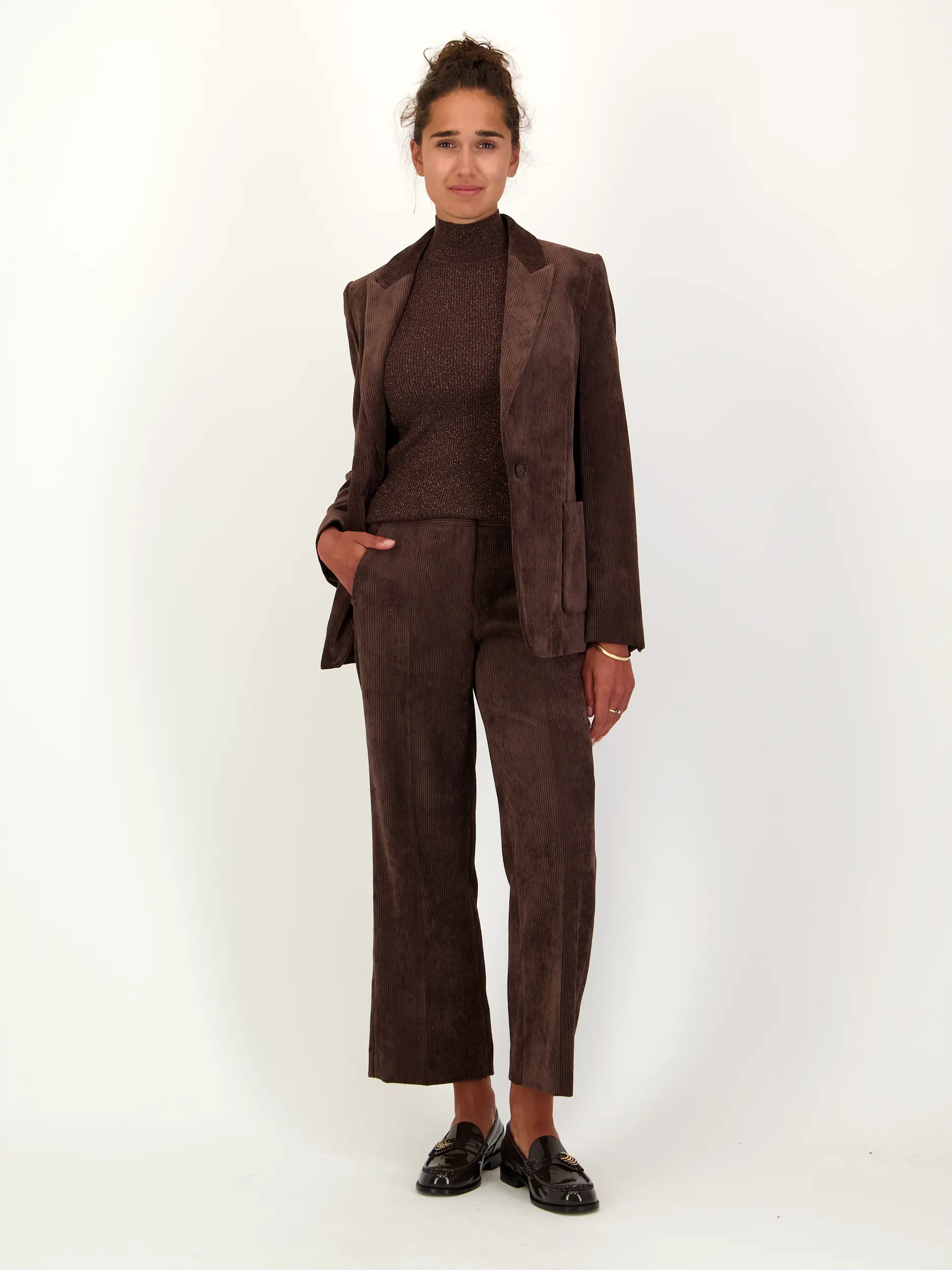 Cordhose - Artikel Teil eines Outfits getragen von einem Modell - Farbe: Braun