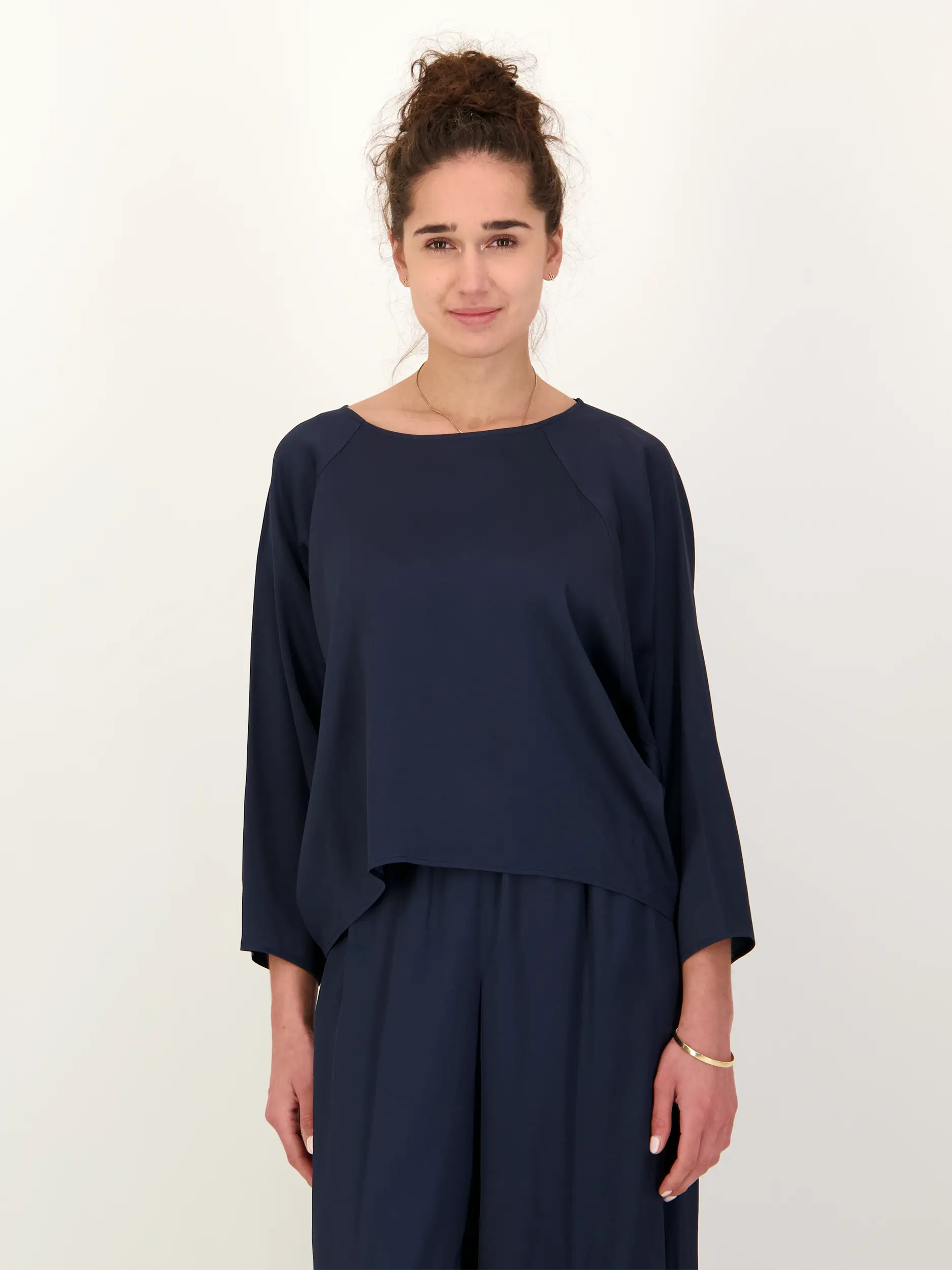 Bluse 'Nialini'  - Artikel Vorderseite getragen von einem Modell - Farbe: Blau