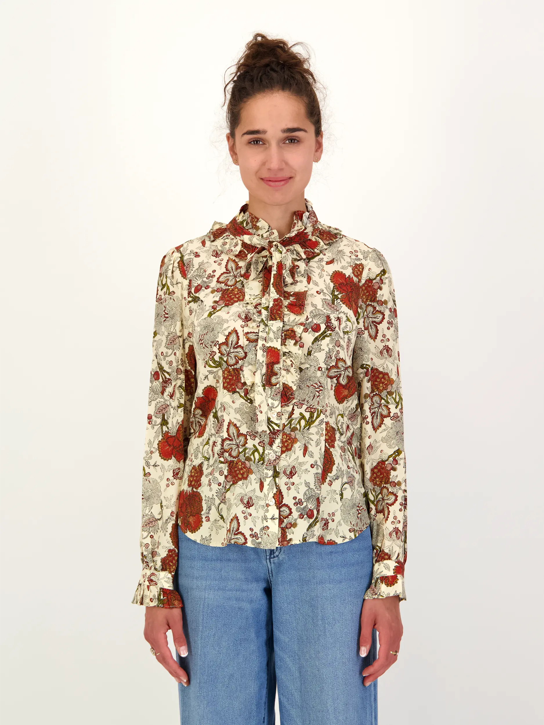 Bluse 'Catroux' aus Seide langarm - Artikel Vorderseite getragen von einem Modell - Farbe: Creme