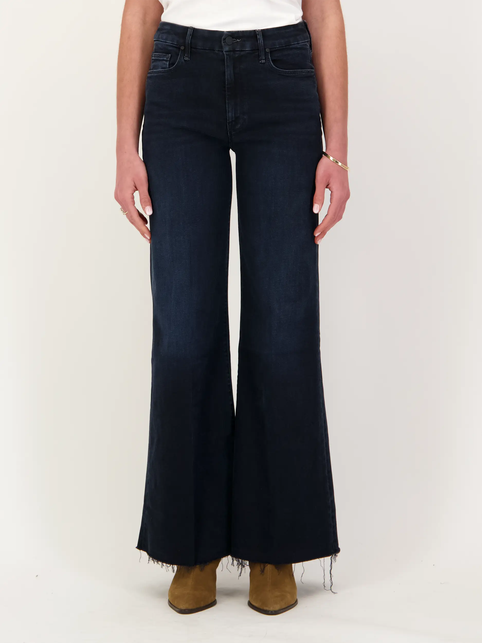 High Waist Wide Leg Jeans 'The Roller Frey' - Artikel Vorderseite getragen von einem Modell - Farbe: Schwarz