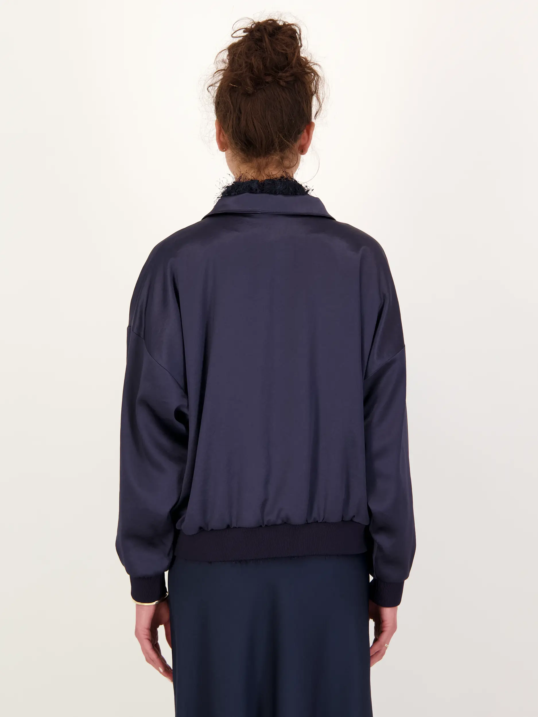 Blouson 'Eyam' aus Satin - Artikel Rückseite getragen von einem Modell - Farbe: Blau