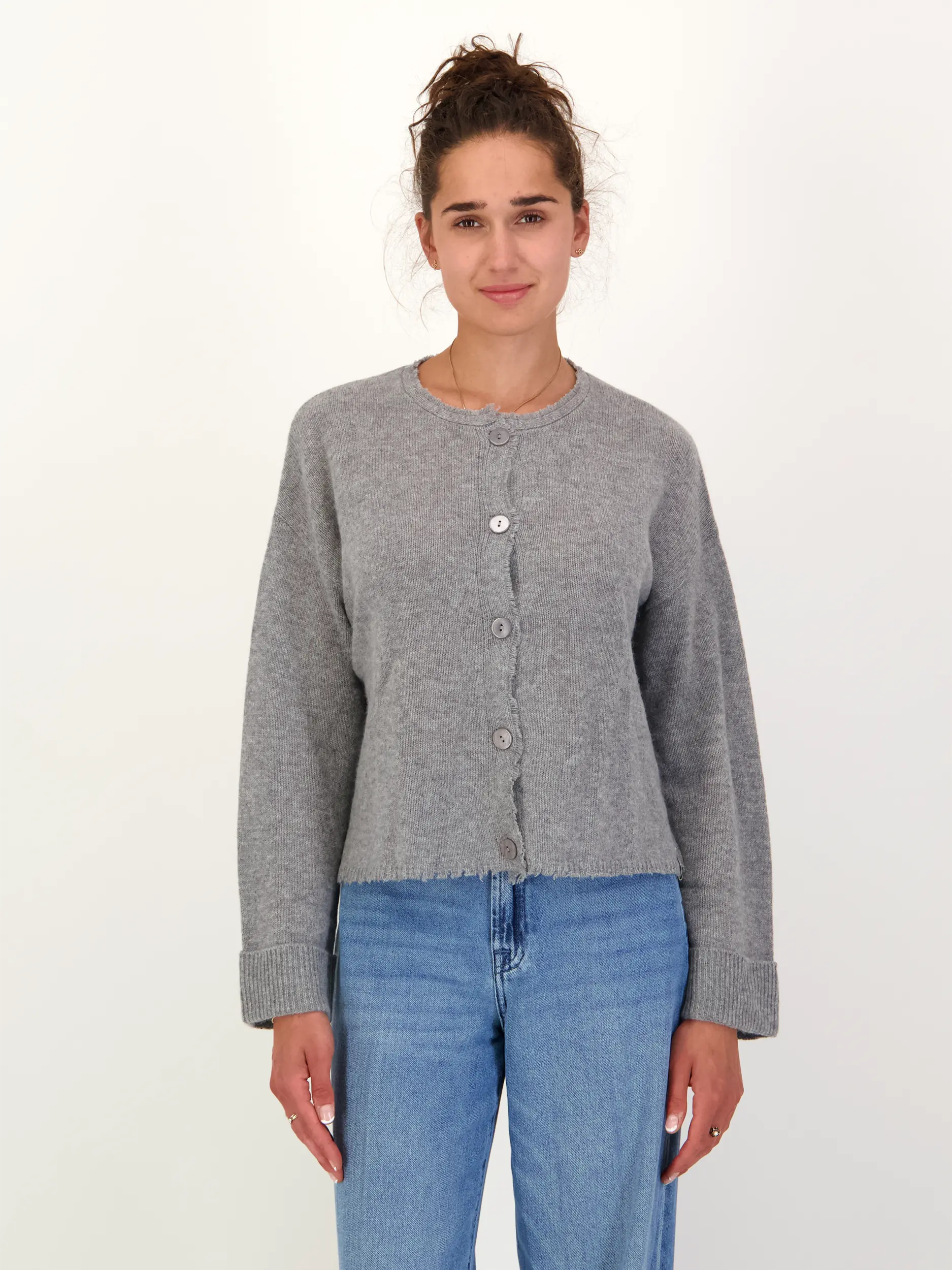 Strickjacke aus Kaschmir-Mix langarm - Artikel Vorderseite getragen von einem Modell - Farbe: Grau