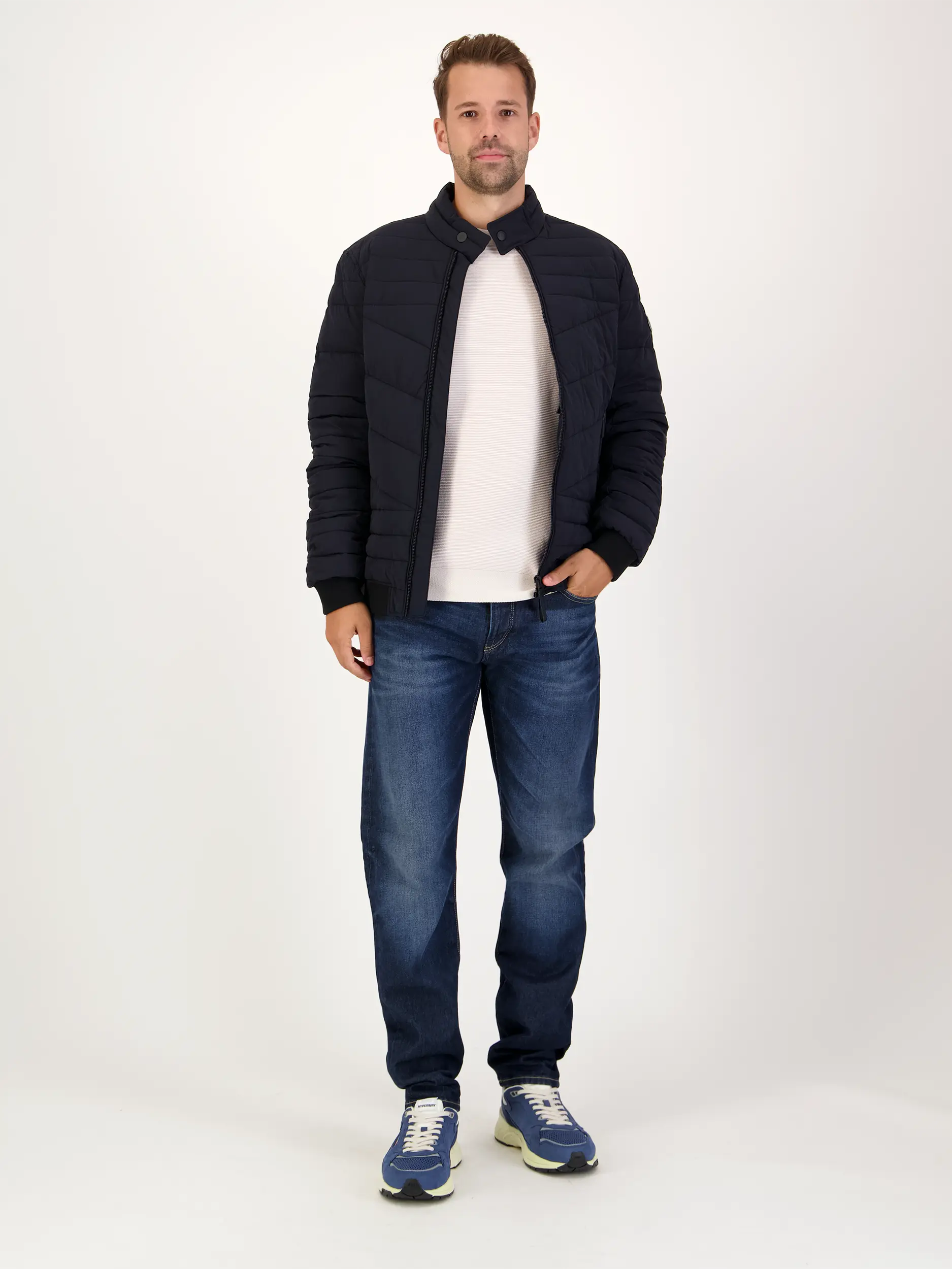 Pullover 'Fosop' - Artikel Teil eines Outfits getragen von einem Modell - Farbe: Creme
