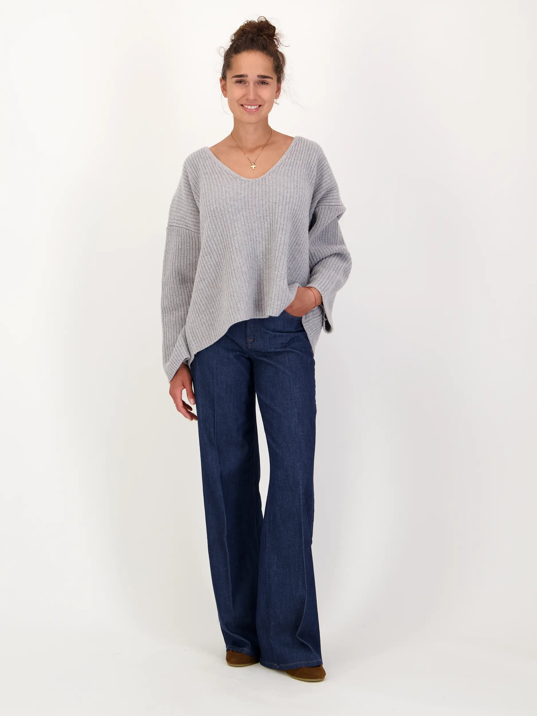Gerippter Pullover 'Riva' aus Merinowolle langarm - Artikel Teil eines Outfits getragen von einem Modell - Farbe: Grau