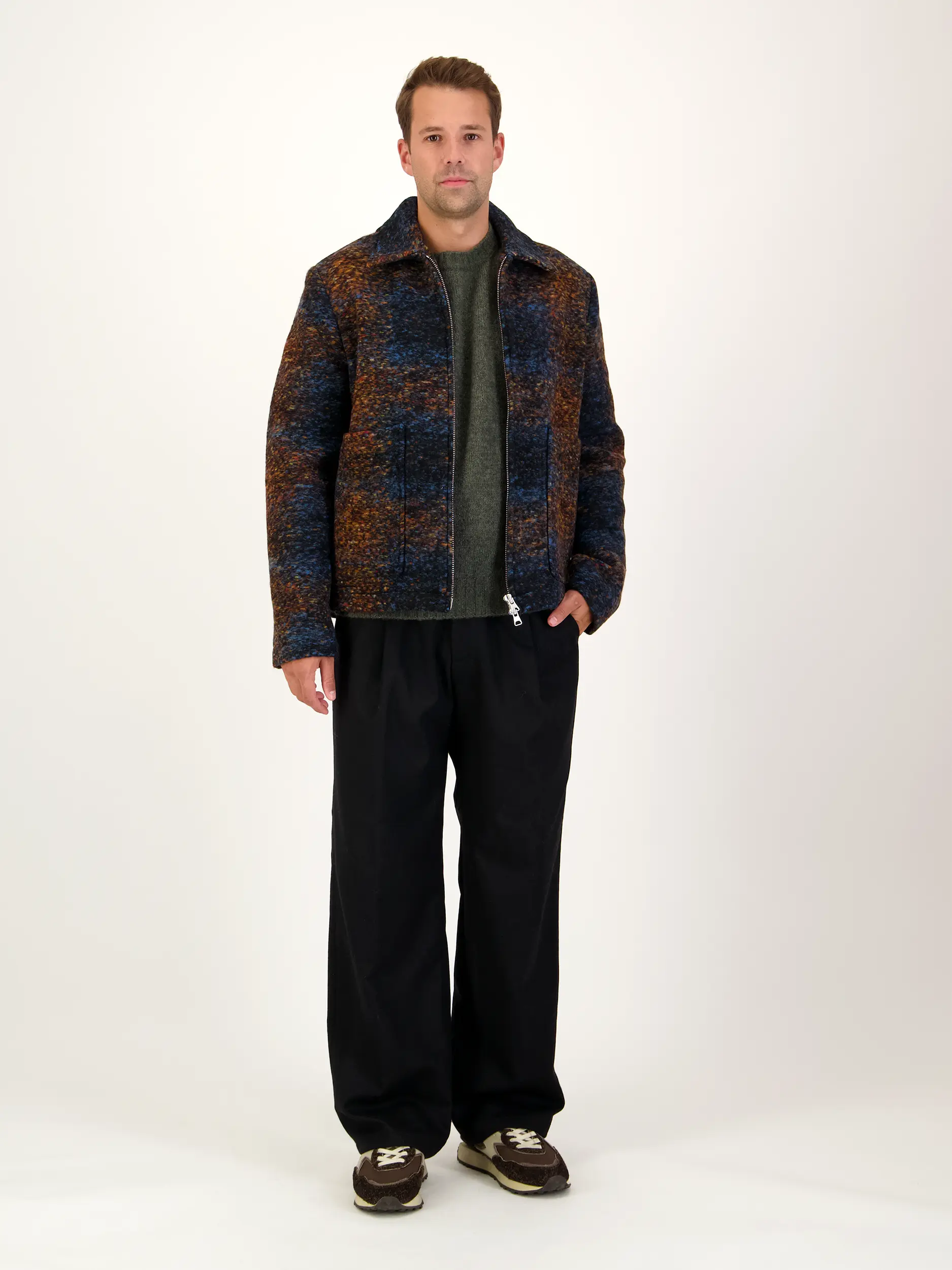 Pullover 'Lee' aus Merinowoll-Mix langarm - Artikel Teil eines Outfits getragen von einem Modell - Farbe: Grün