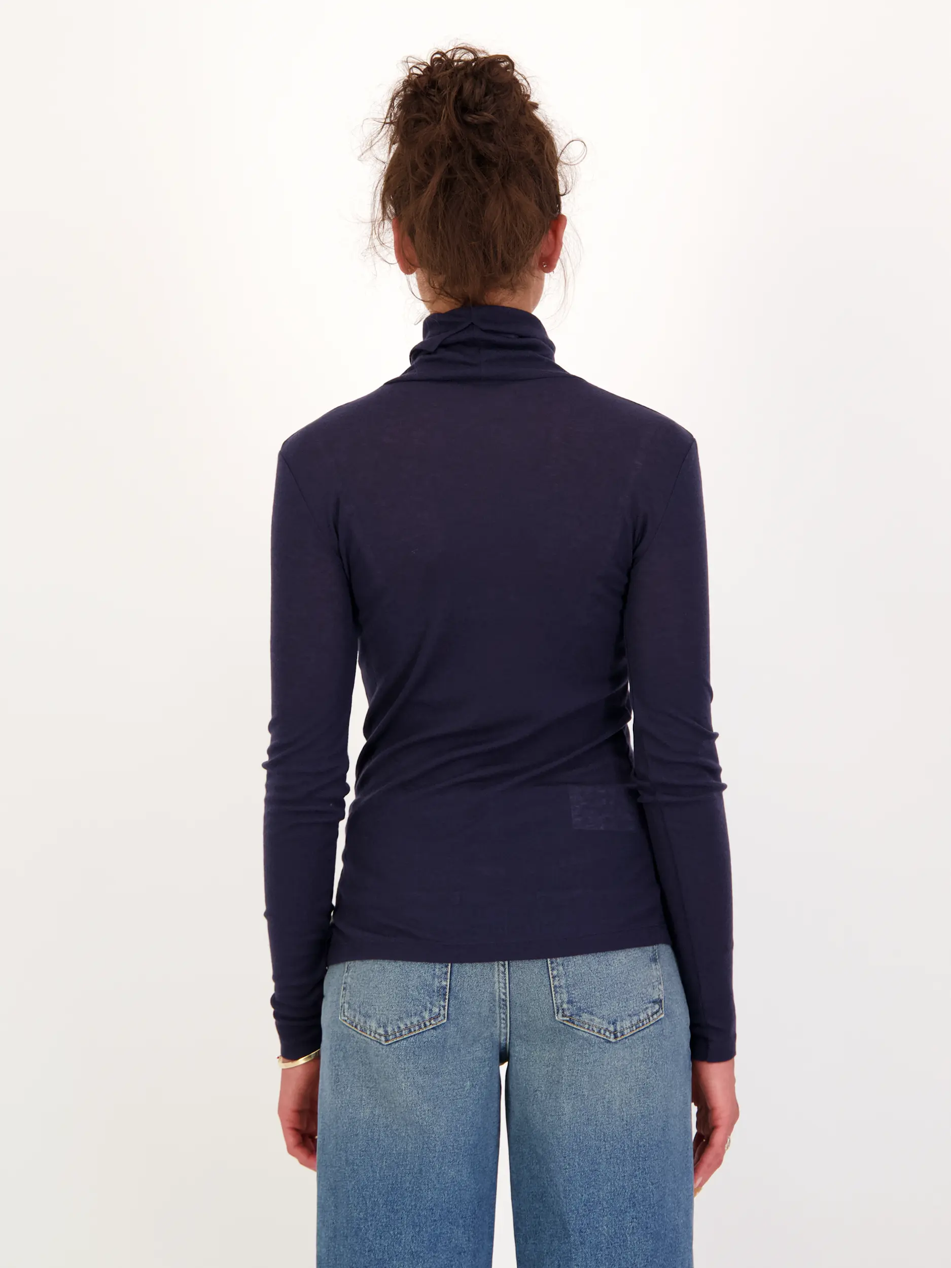 Langarmshirt - Artikel Rückseite getragen von einem Modell - Farbe: Blau