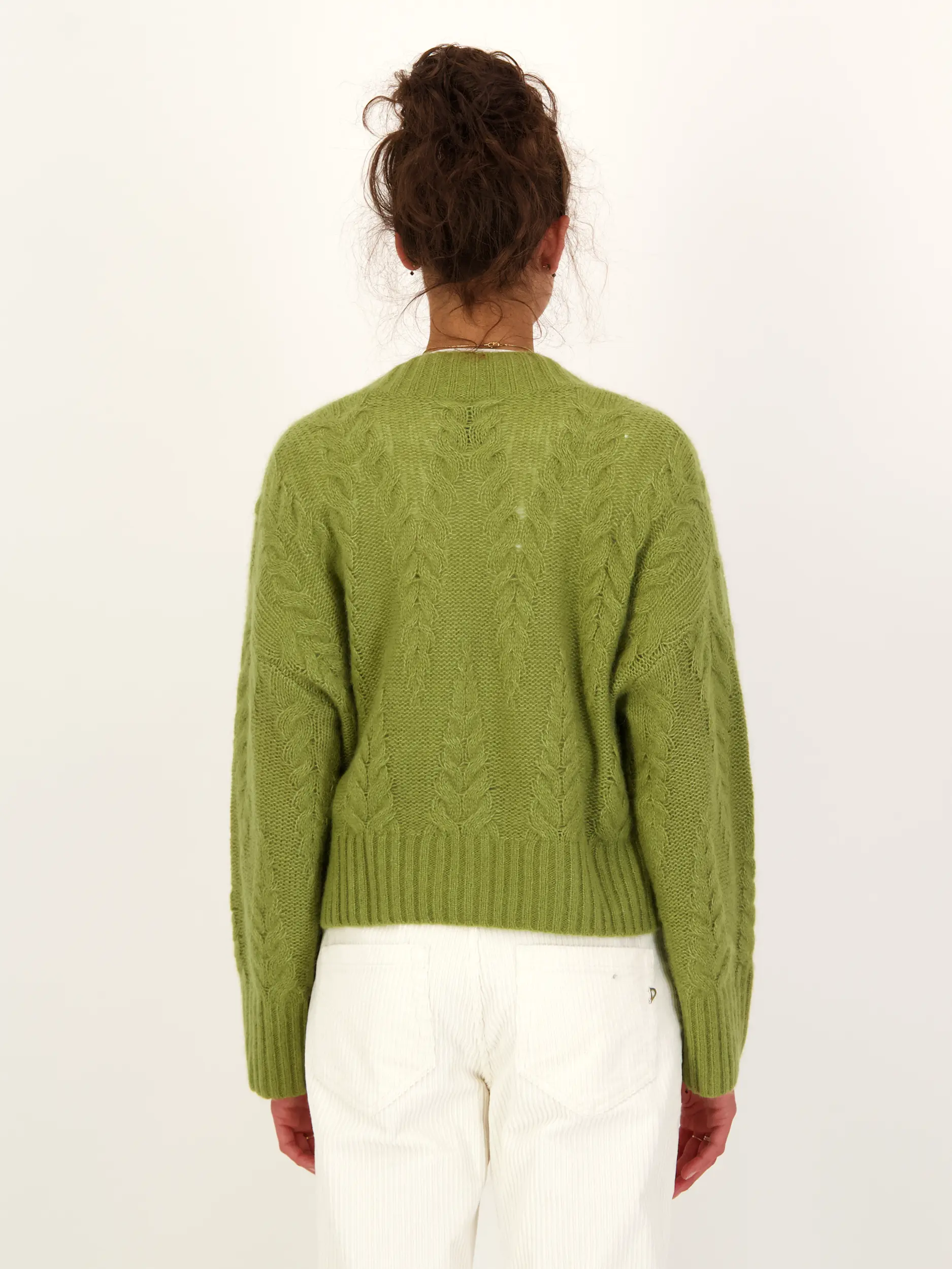 Strickjacke 'Bodnant' aus Kaschmir - Artikel Rückseite getragen von einem Modell