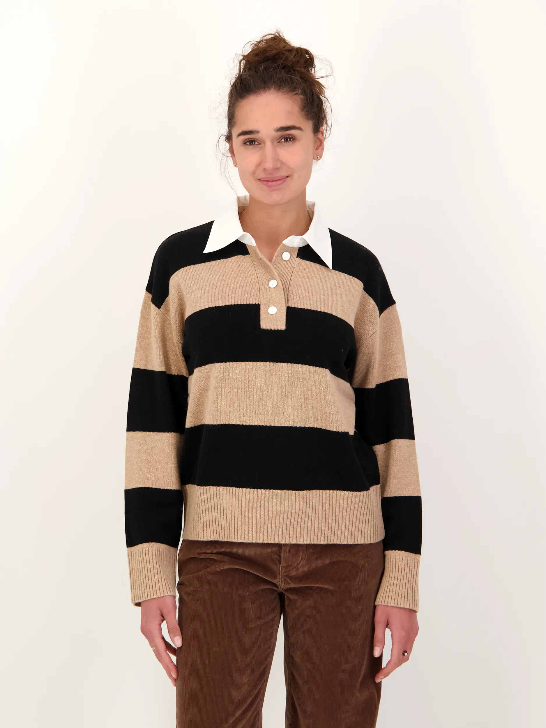 Gestreifter Pullover 'Paxton' aus Woll-Mix - Artikel Vorderseite getragen von einem Modell - Farbe: Schwarz