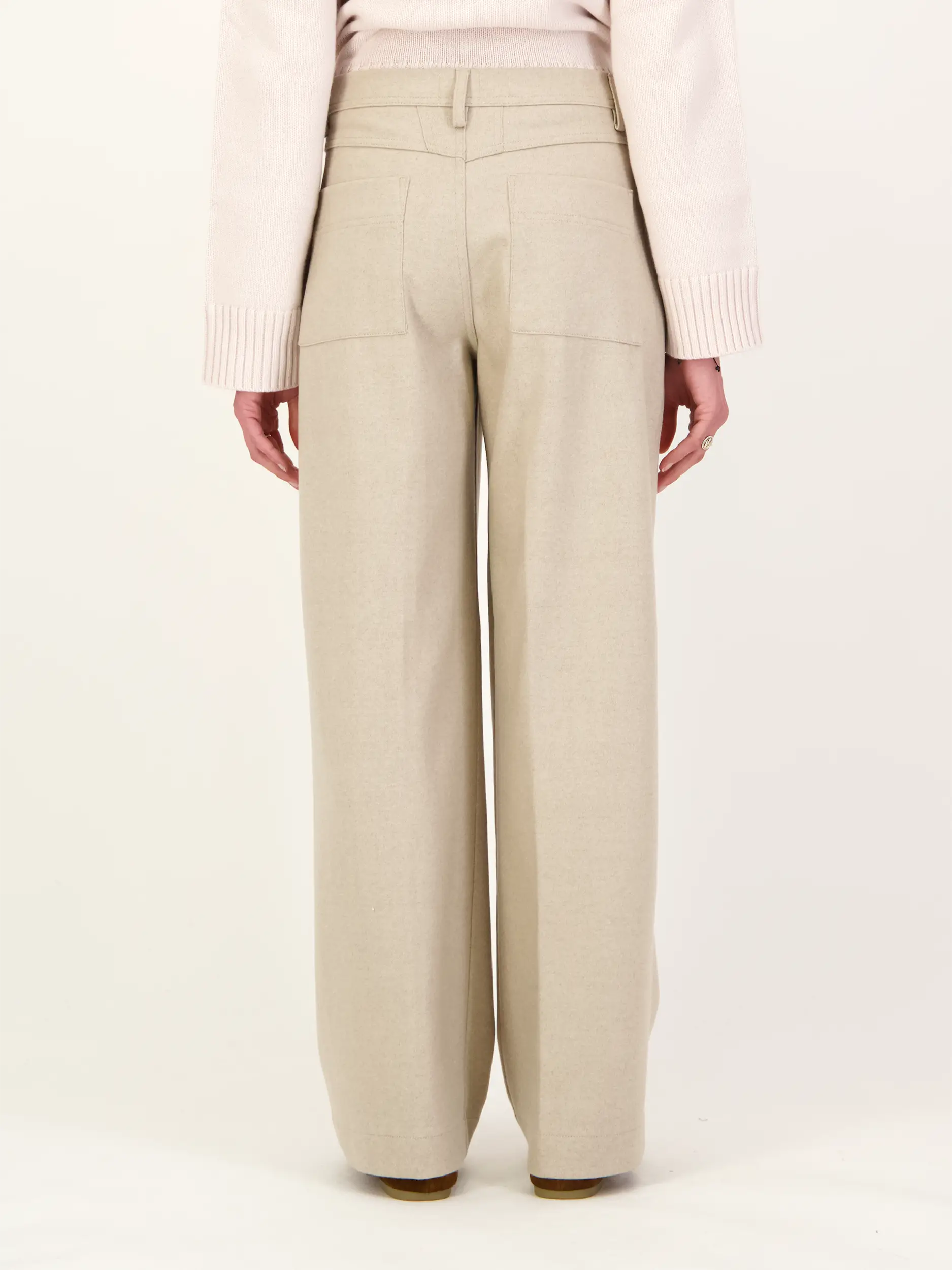 Wollhose 'Wrenna' - Artikel Rückseite getragen von einem Modell - Farbe: Beige