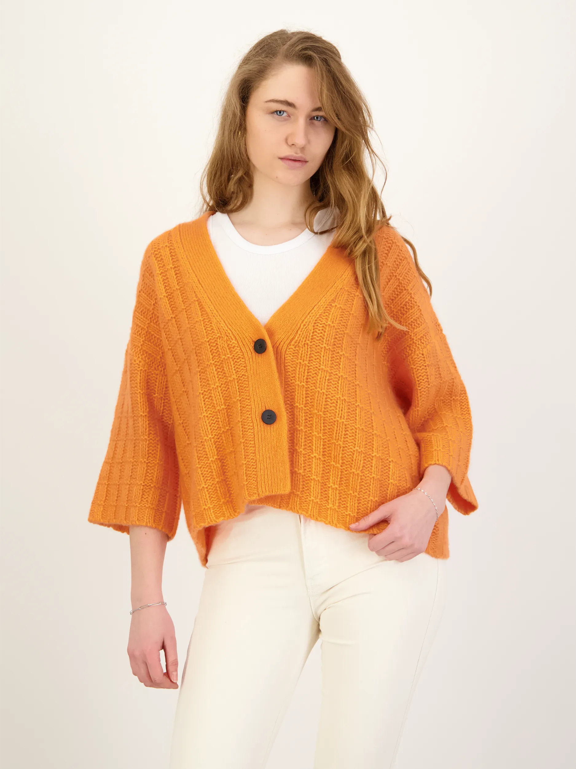 Strickjacke - Artikel Vorderseite getragen von einem Modell