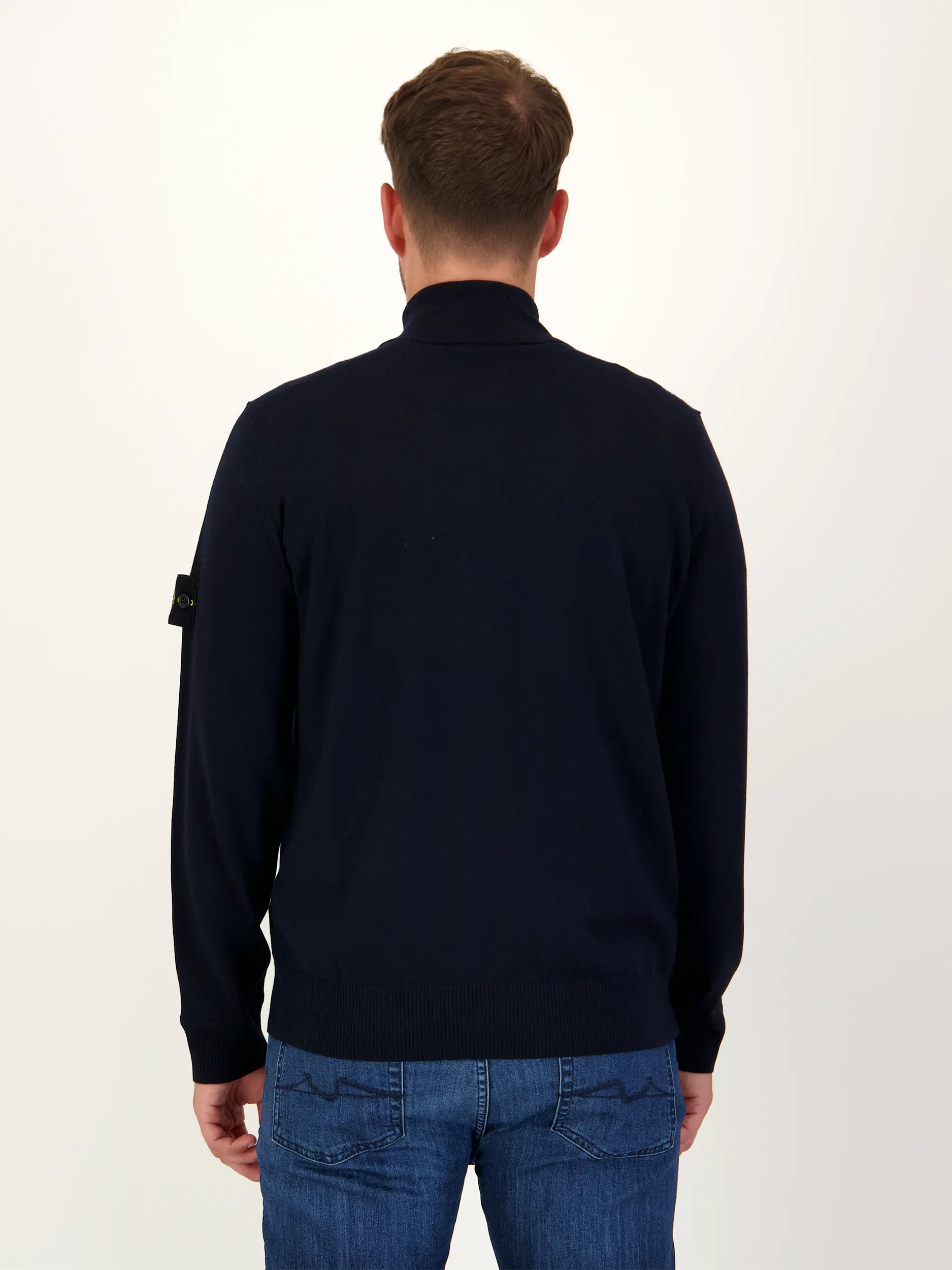 Pullover aus Schurwolle langarm - Artikel Rückseite getragen von einem Modell