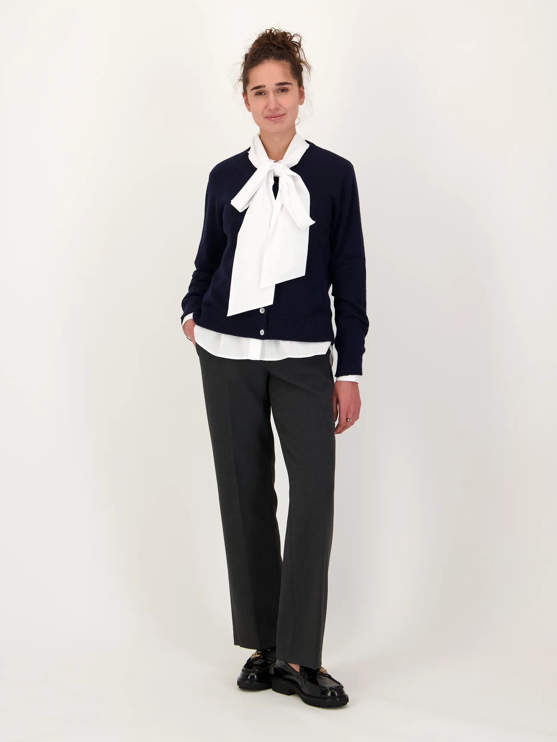 Strickjacke aus Wolle - Artikel Teil eines Outfits getragen von einem Modell - Farbe: Blau