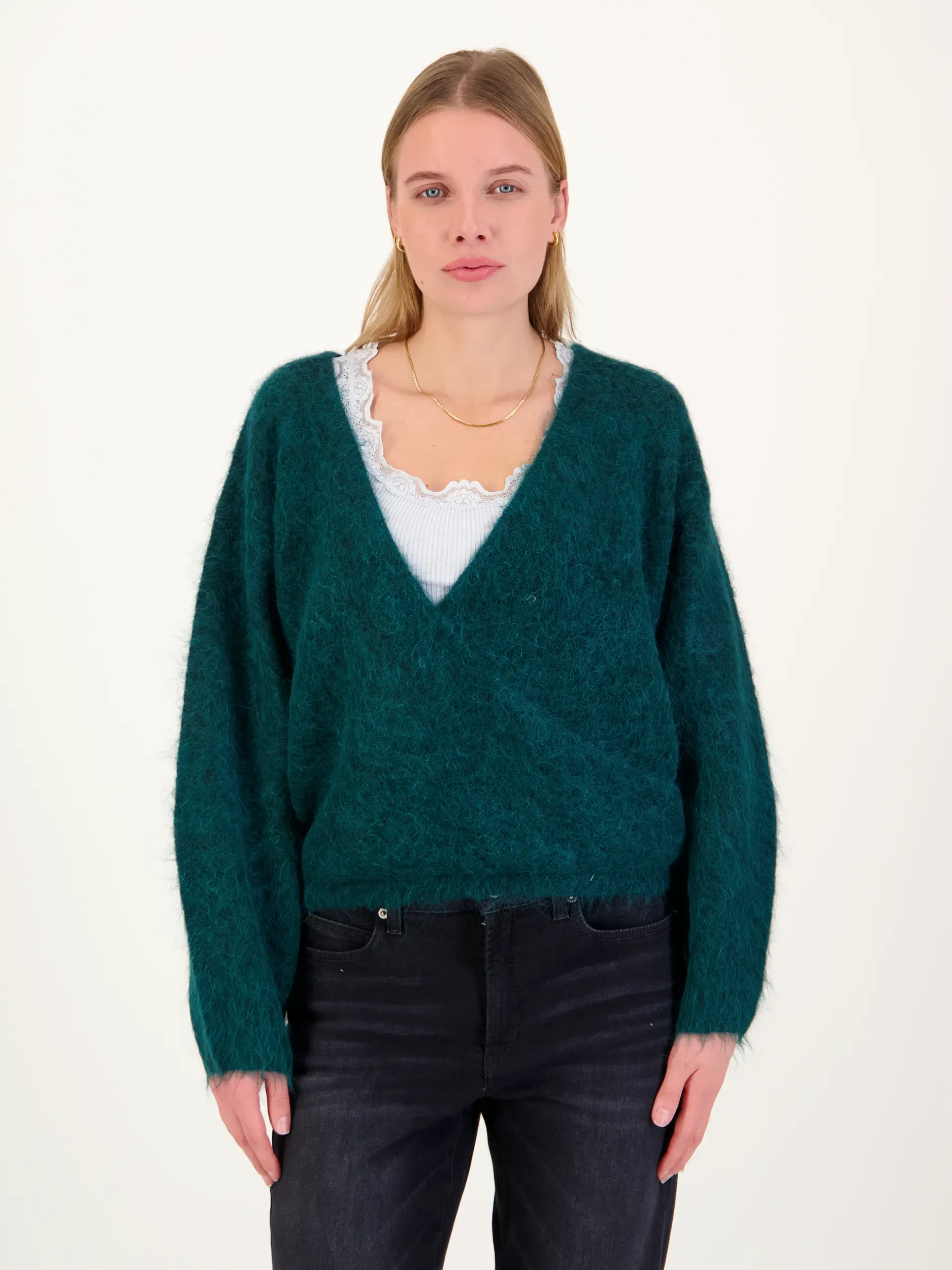 Pullover 'Nuny' aus Alpaka langarm - Artikel Vorderseite getragen von einem Modell - Farbe: Grün