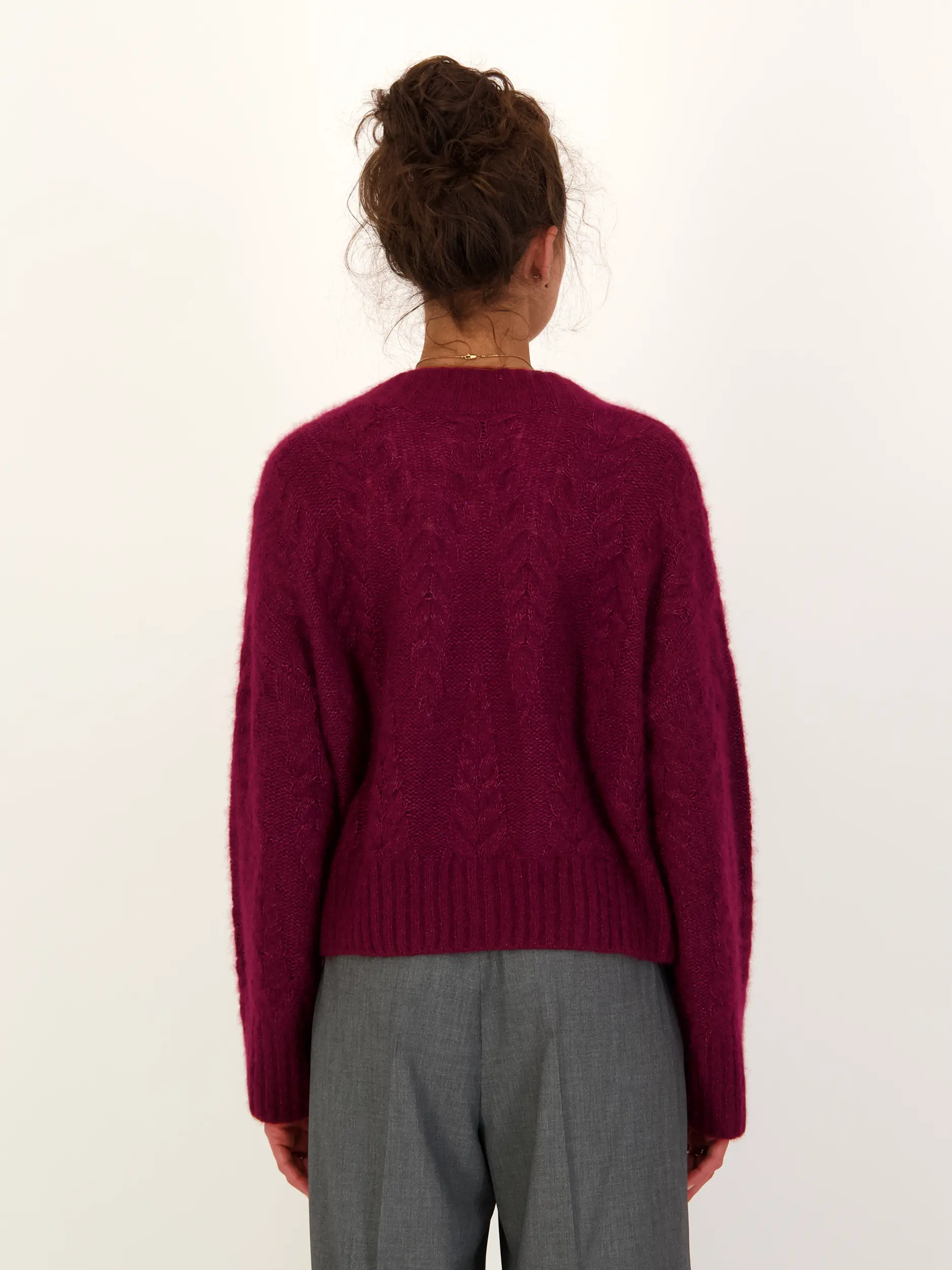 Strickjacke 'Bodnant' aus Kaschmir - Artikel Rückseite getragen von einem Modell