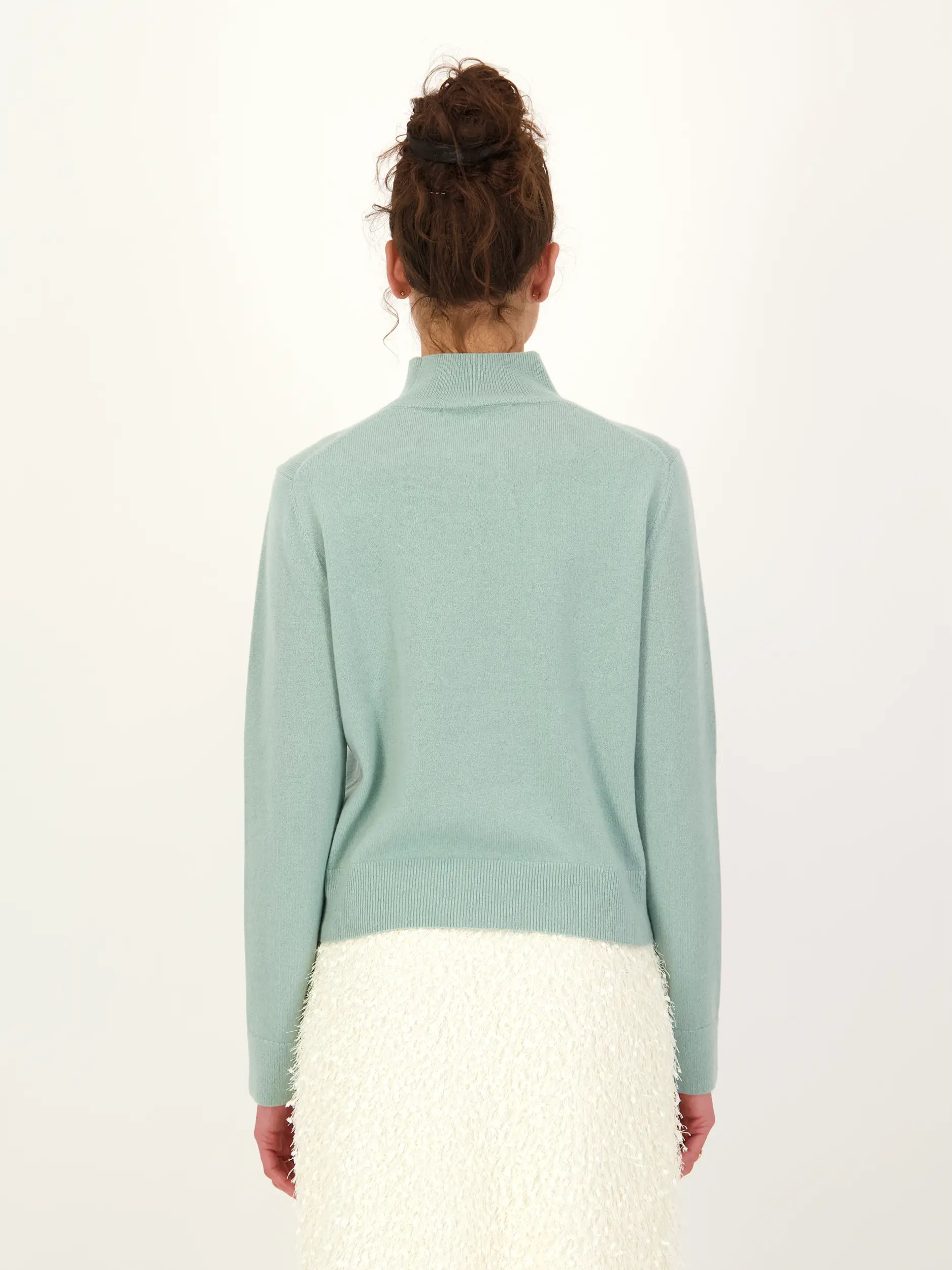 Pullover aus Kaschmir langarm - Artikel Rückseite getragen von einem Modell - Farbe: Grün