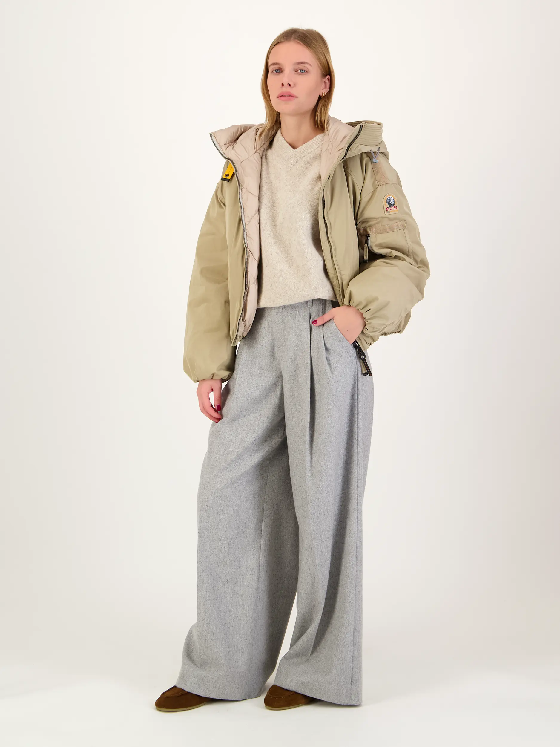 Pullover 'Samelody' aus Wolle langarm - Artikel Teil eines Outfits getragen von einem Modell - Farbe: Grau