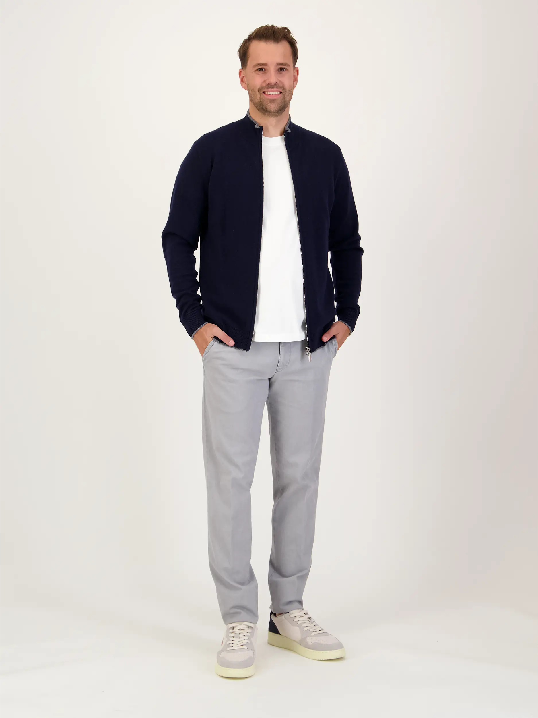 Strickjacke 'Cefalu' aus Merinowoll-Mix - Artikel Teil eines Outfits getragen von einem Modell - Farbe: Blau