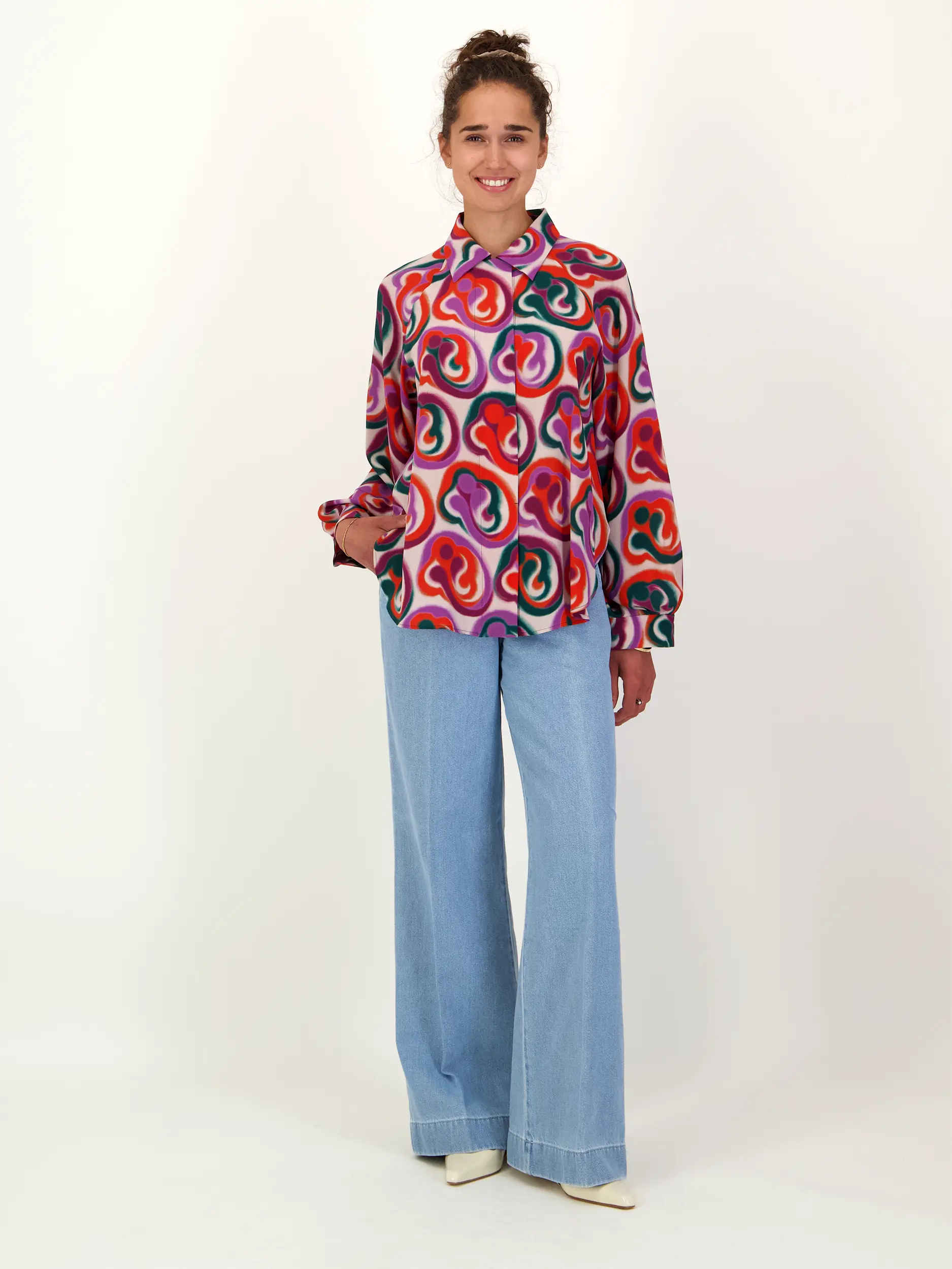 Gemusterte Seidenbluse langarm - Artikel Teil eines Outfits getragen von einem Modell