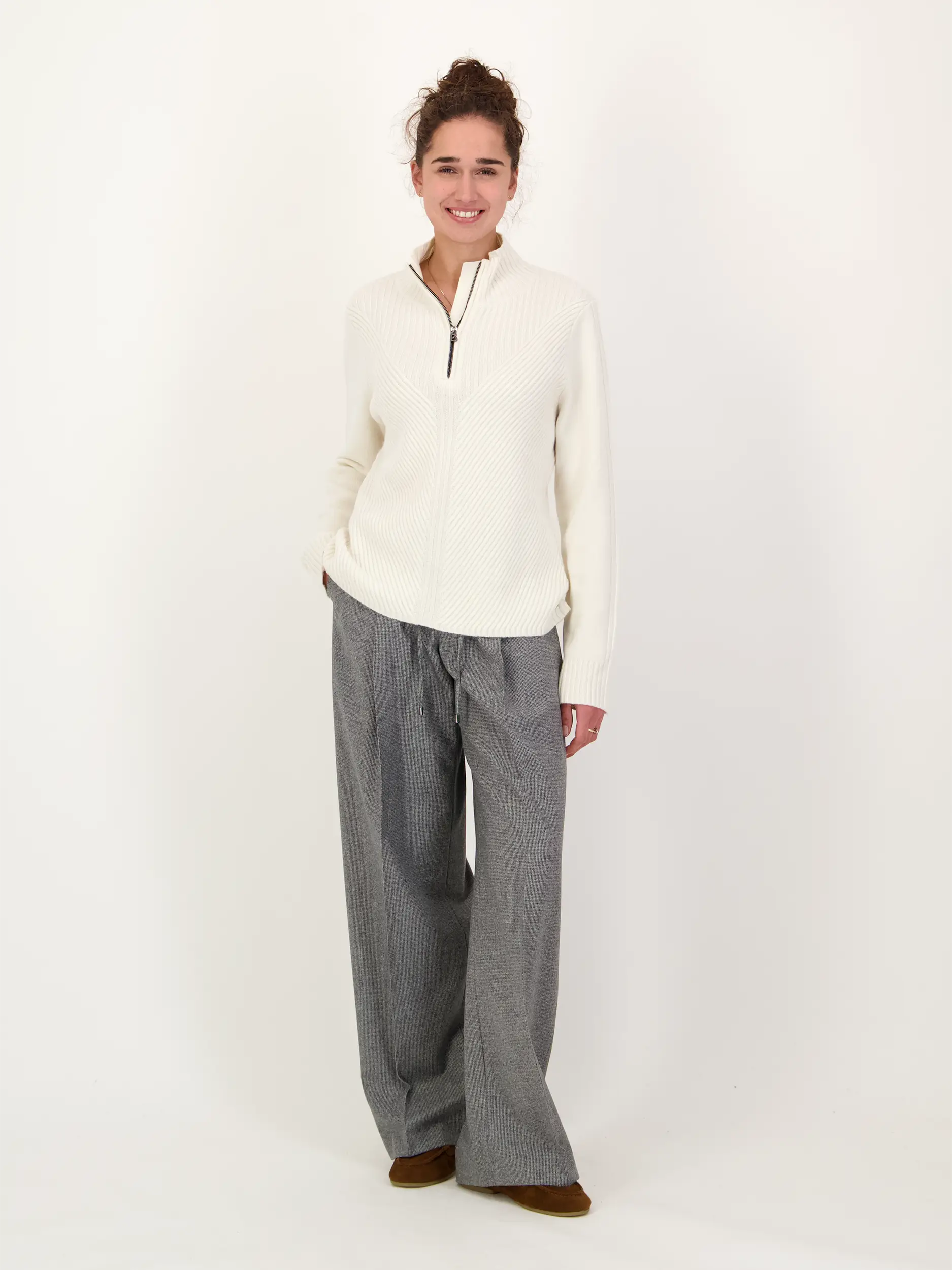 Pullover 'Shannon' aus Kaschmir - Artikel Teil eines Outfits getragen von einem Modell - Farbe: Creme