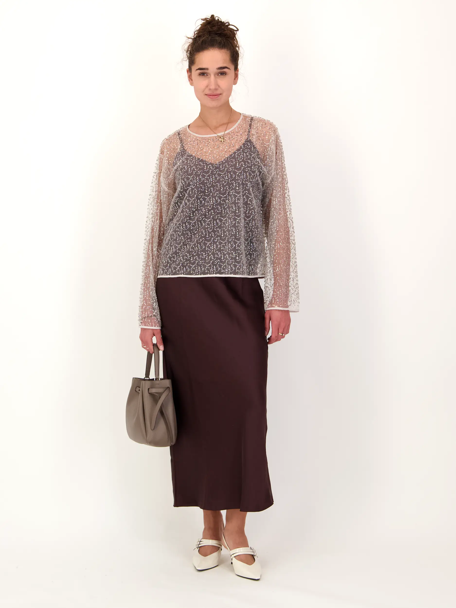 Pailettenbluse 'Samally' - Artikel Teil eines Outfits getragen von einem Modell - Farbe: Beige