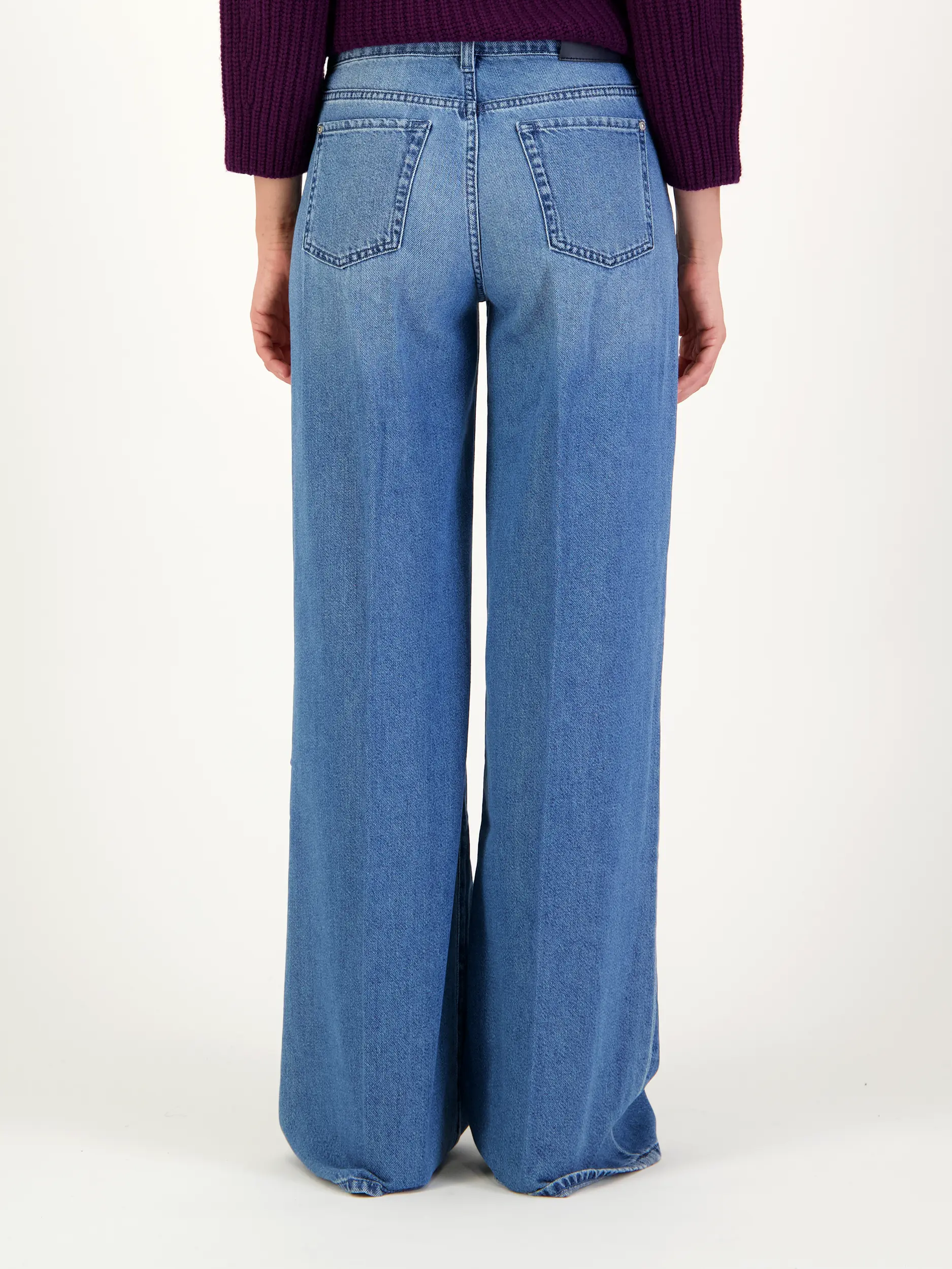 Mid Rise Wide Leg Jeans 'Lotta' - Artikel Rückseite getragen von einem Modell - Farbe: Blau