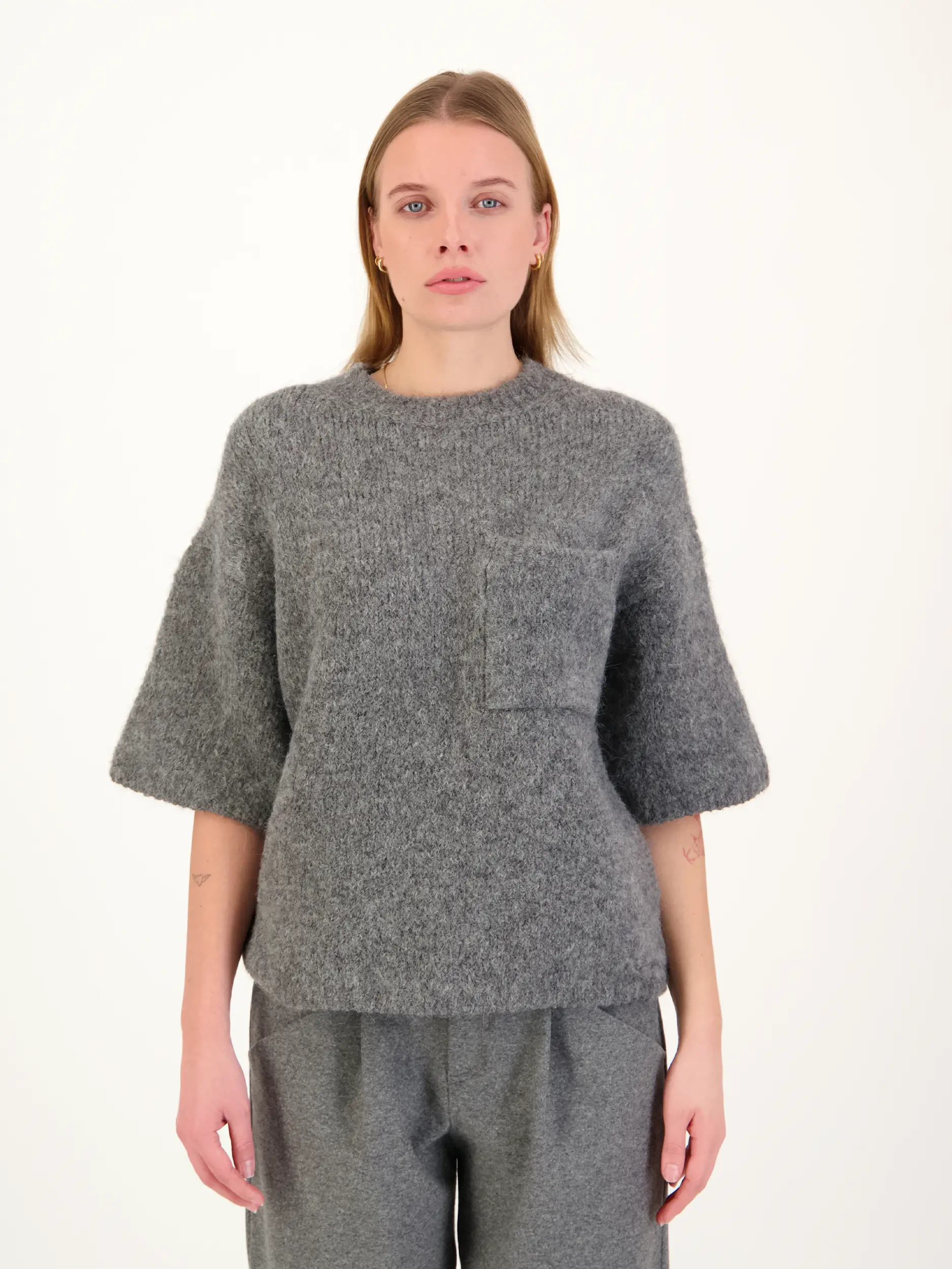 Pullover aus Alpaka 3/4 Arm - Artikel Vorderseite getragen von einem Modell - Farbe: Grau