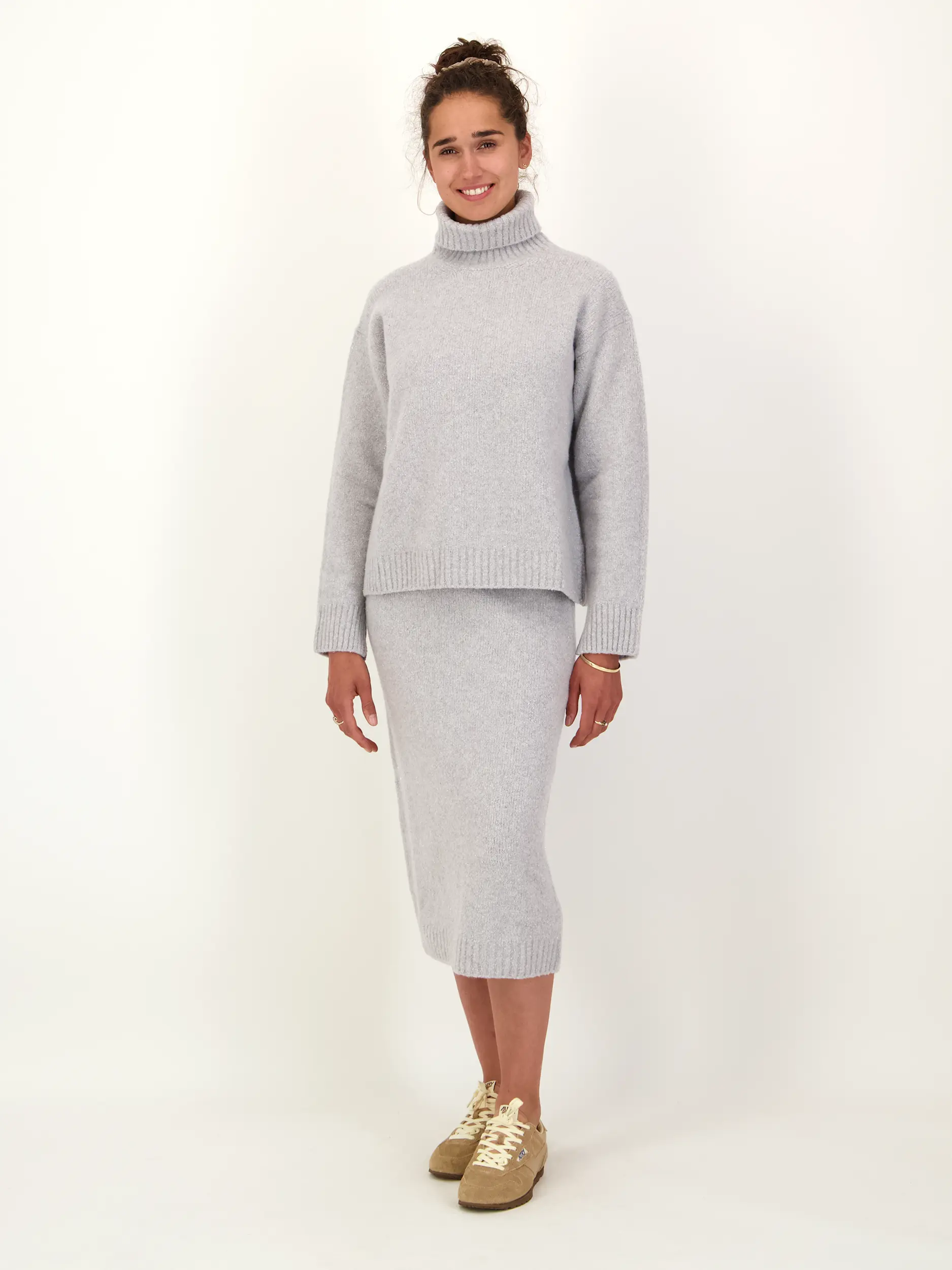 Rollkragenpullover aus Kaschmir-Mix langarm - Artikel Teil eines Outfits getragen von einem Modell