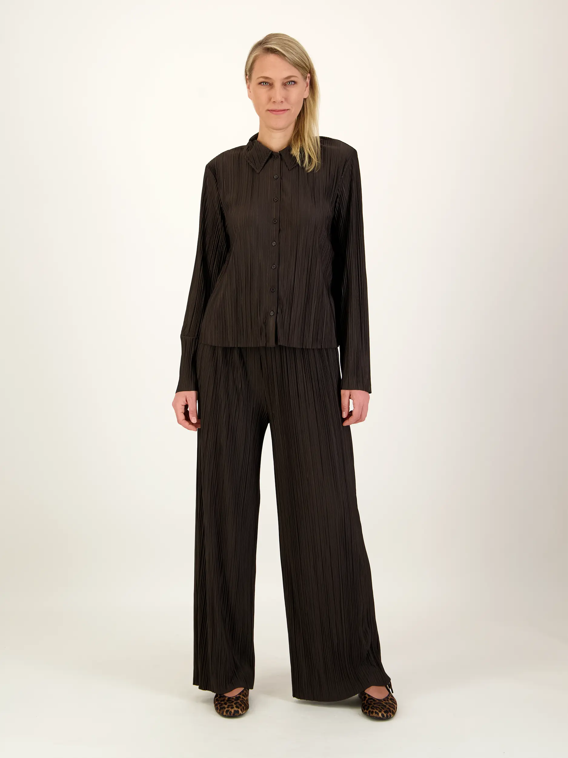 Hose 'Uma' - Artikel Teil eines Outfits getragen von einem Modell - Farbe: Braun