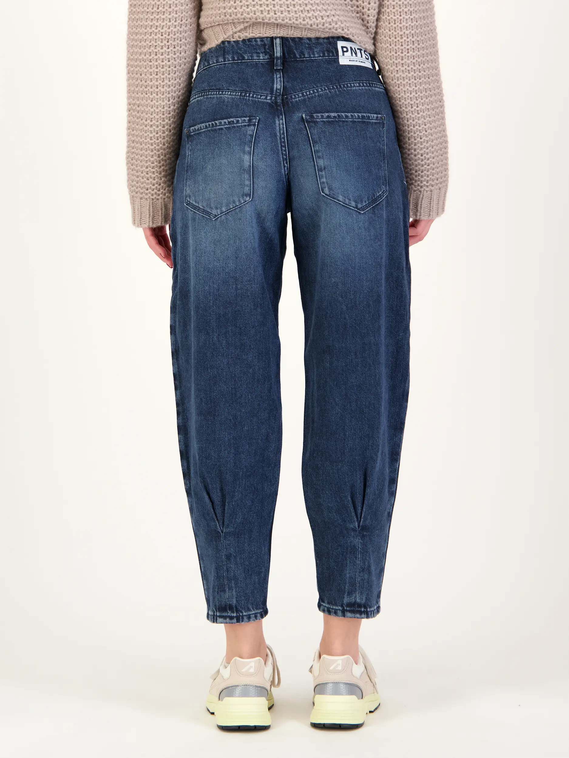 High Rise O-Shape Jeans 'The O Shape' - Artikel Rückseite getragen von einem Modell - Farbe: Blau