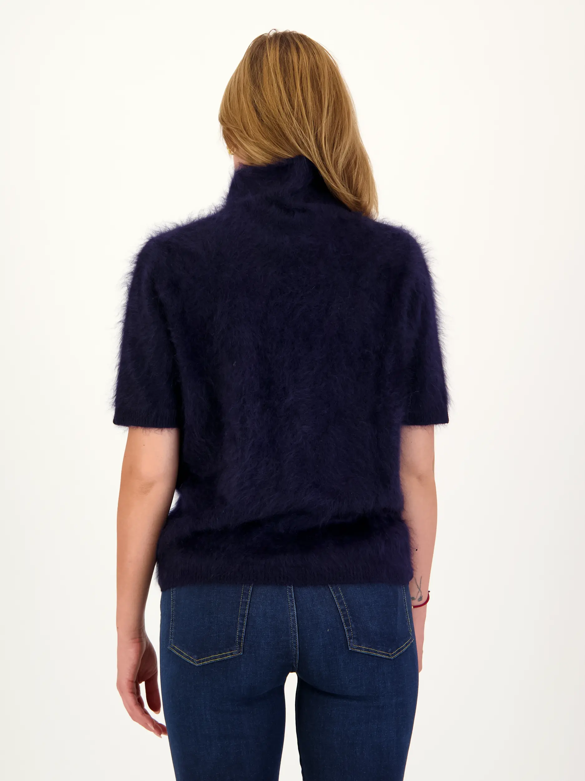 Pullover 'Madelene' aus Kaschmir kurzarm - Artikel Rückseite getragen von einem Modell - Farbe: Blau