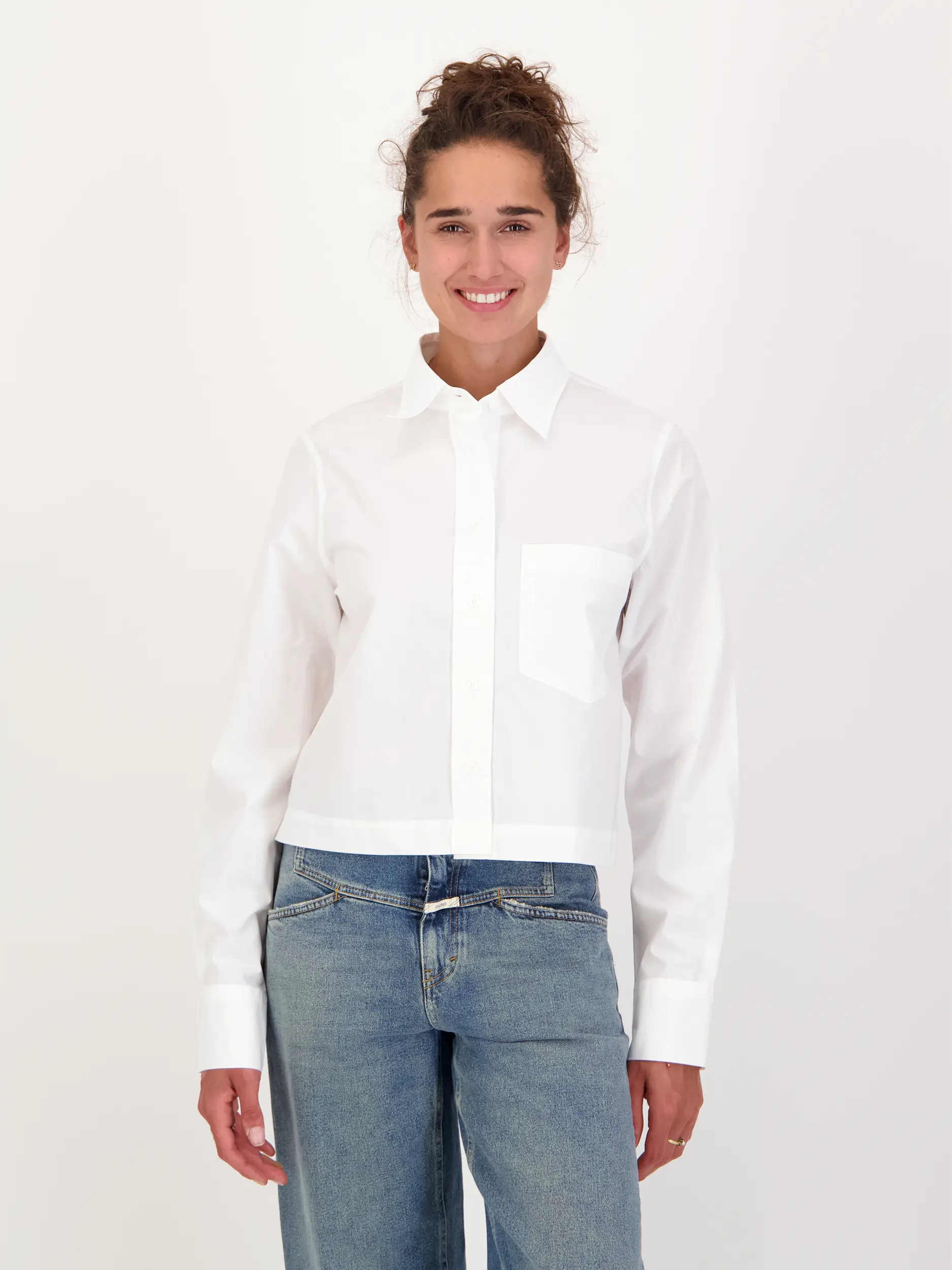 Baumwollbluse langarm - Artikel Vorderseite getragen von einem Modell - Farbe: Weiß