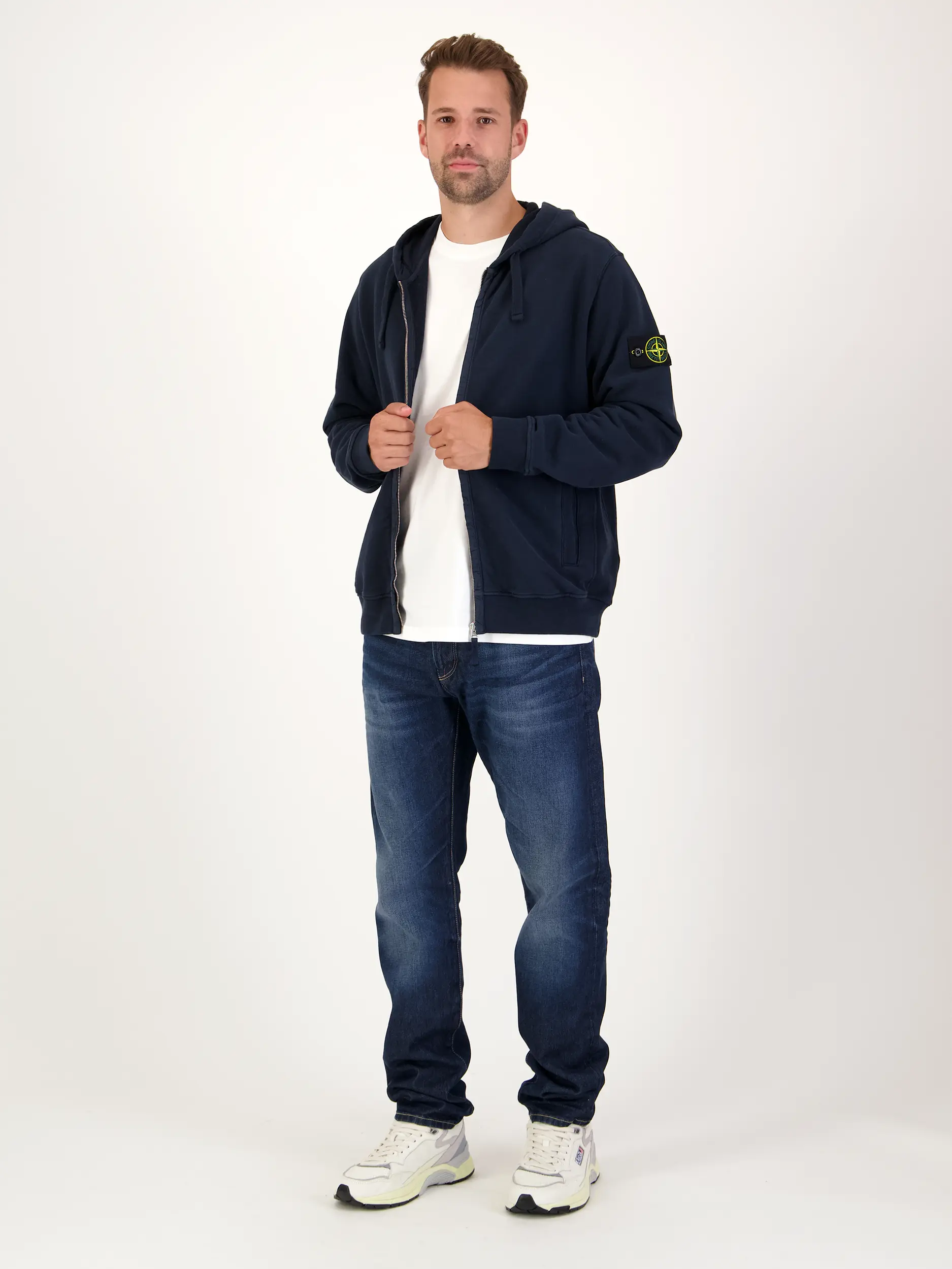Sweatjacke - Artikel Teil eines Outfits getragen von einem Modell - Farbe: Blau