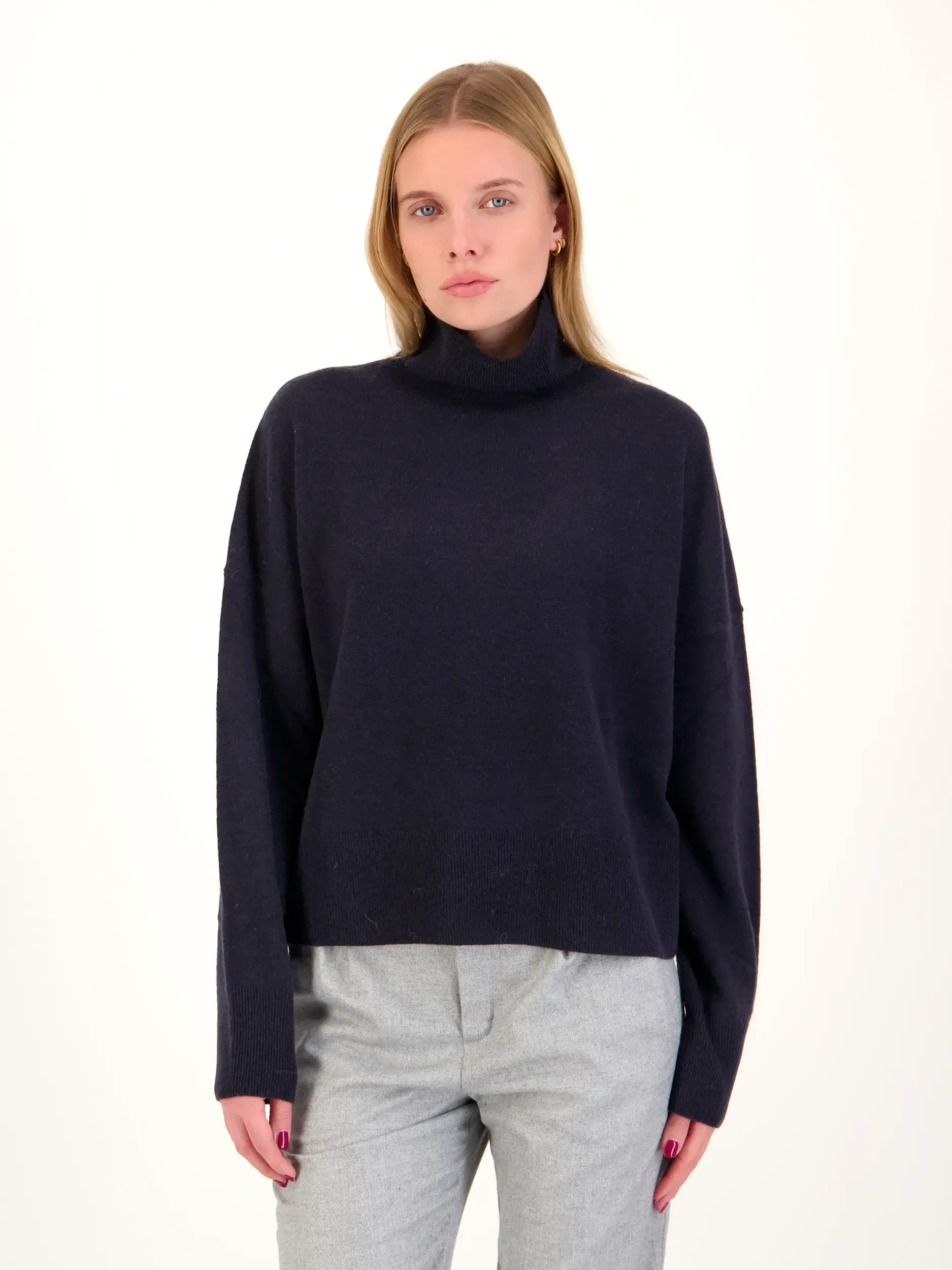 Pullover 'Nola' - Artikel Vorderseite getragen von einem Modell - Farbe: Blau