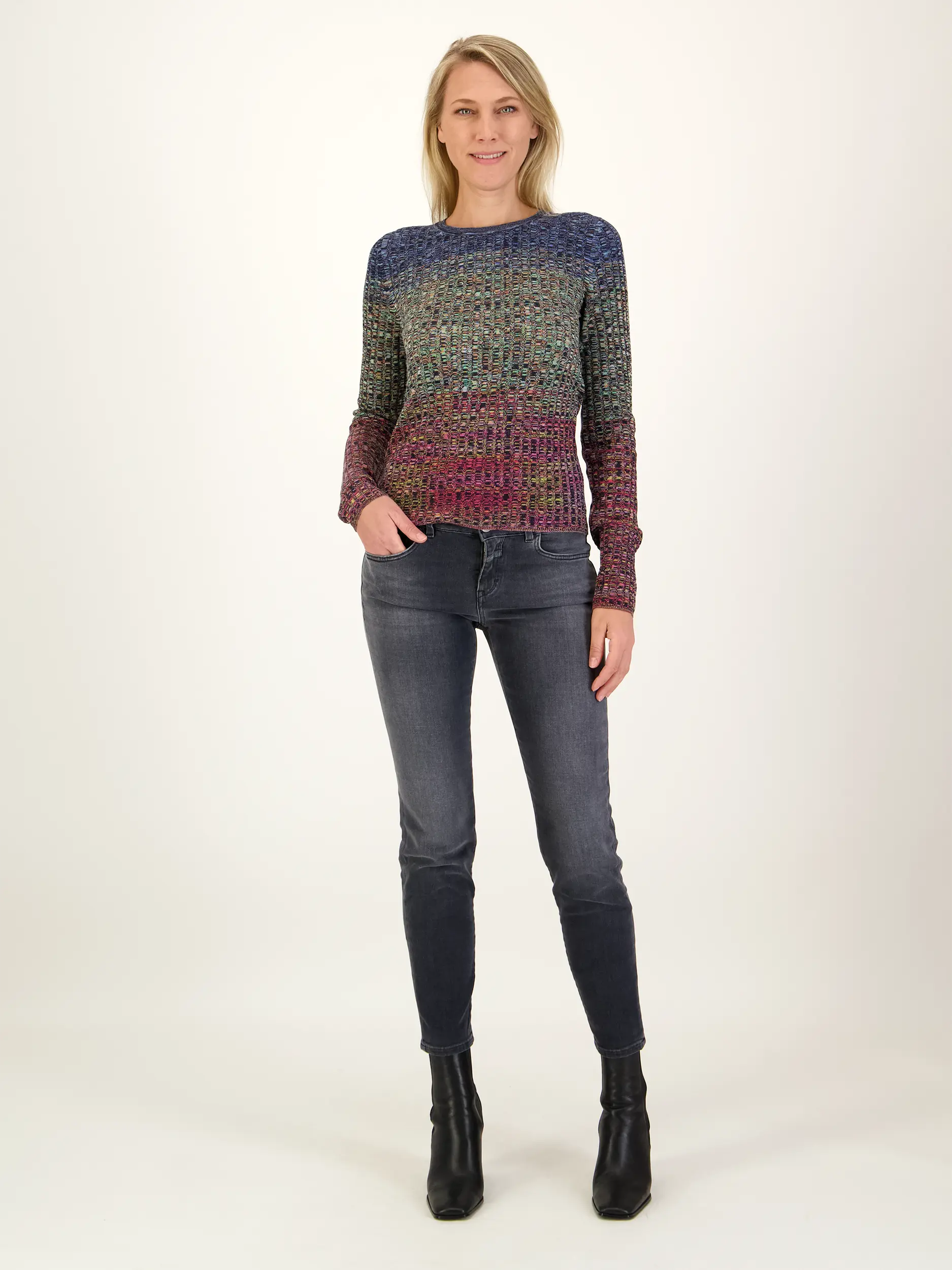 Gemusterter Pullover aus Woll-Mix langarm - Artikel Teil eines Outfits getragen von einem Modell