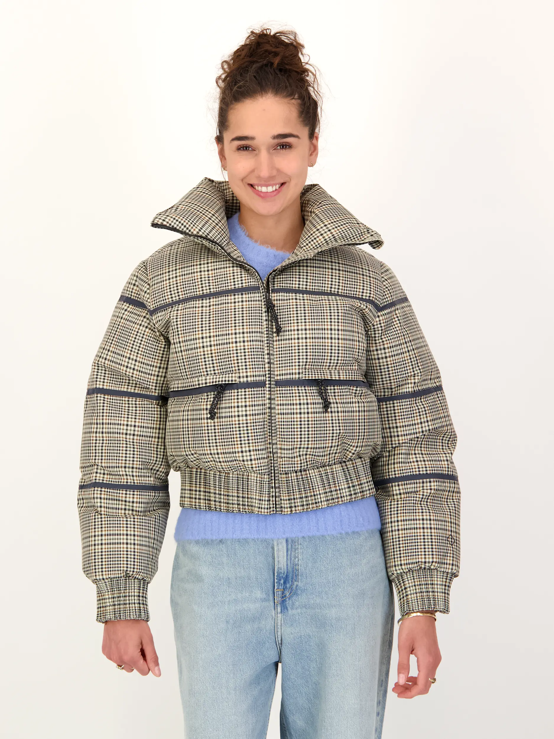 Daunenjacke 'Amaya' - Artikel Vorderseite getragen von einem Modell - Farbe: Grau