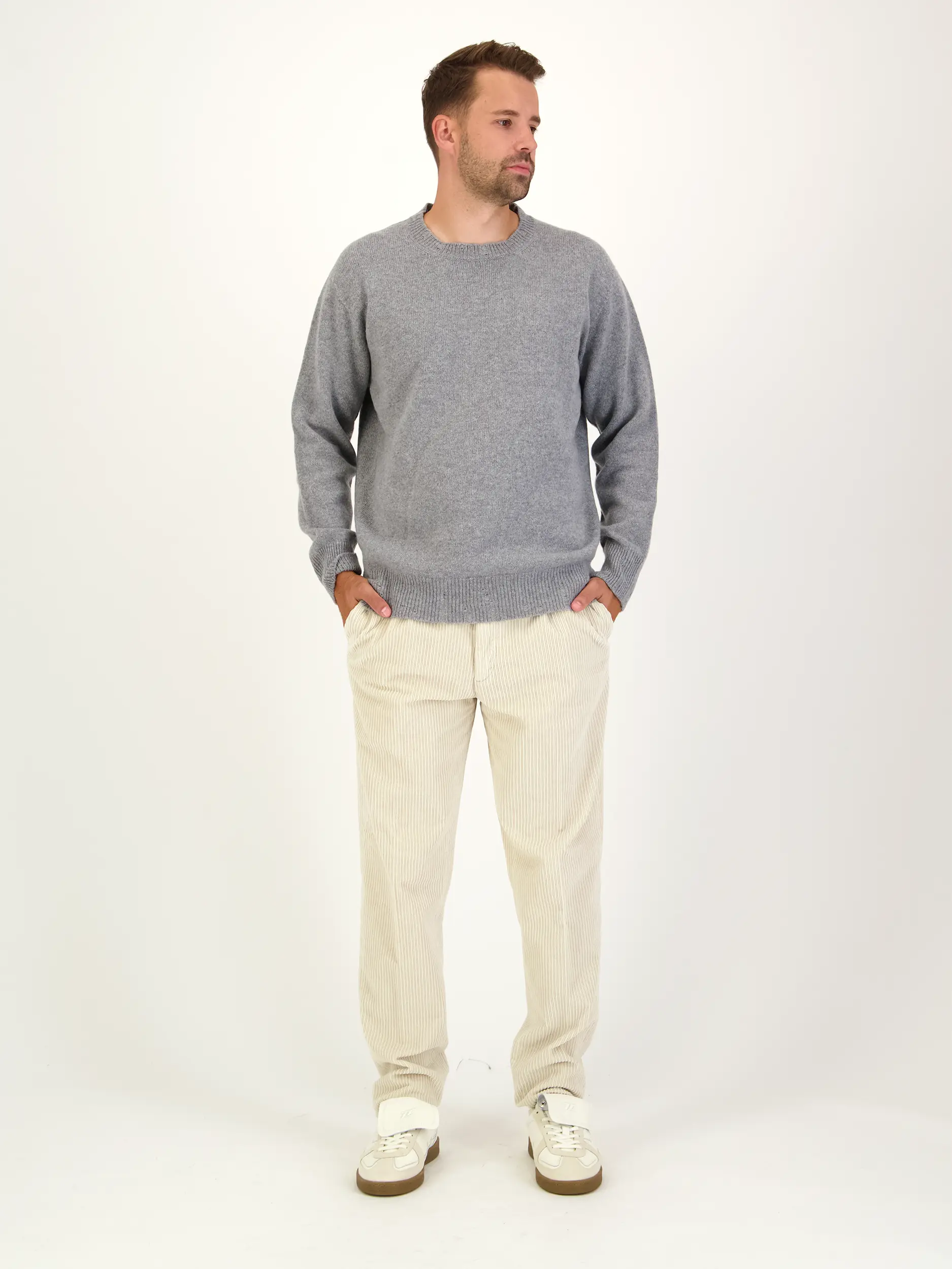 Pullover aus Kaschmir-Woll-Mix langarm - Artikel Teil eines Outfits getragen von einem Modell - Farbe: Grau