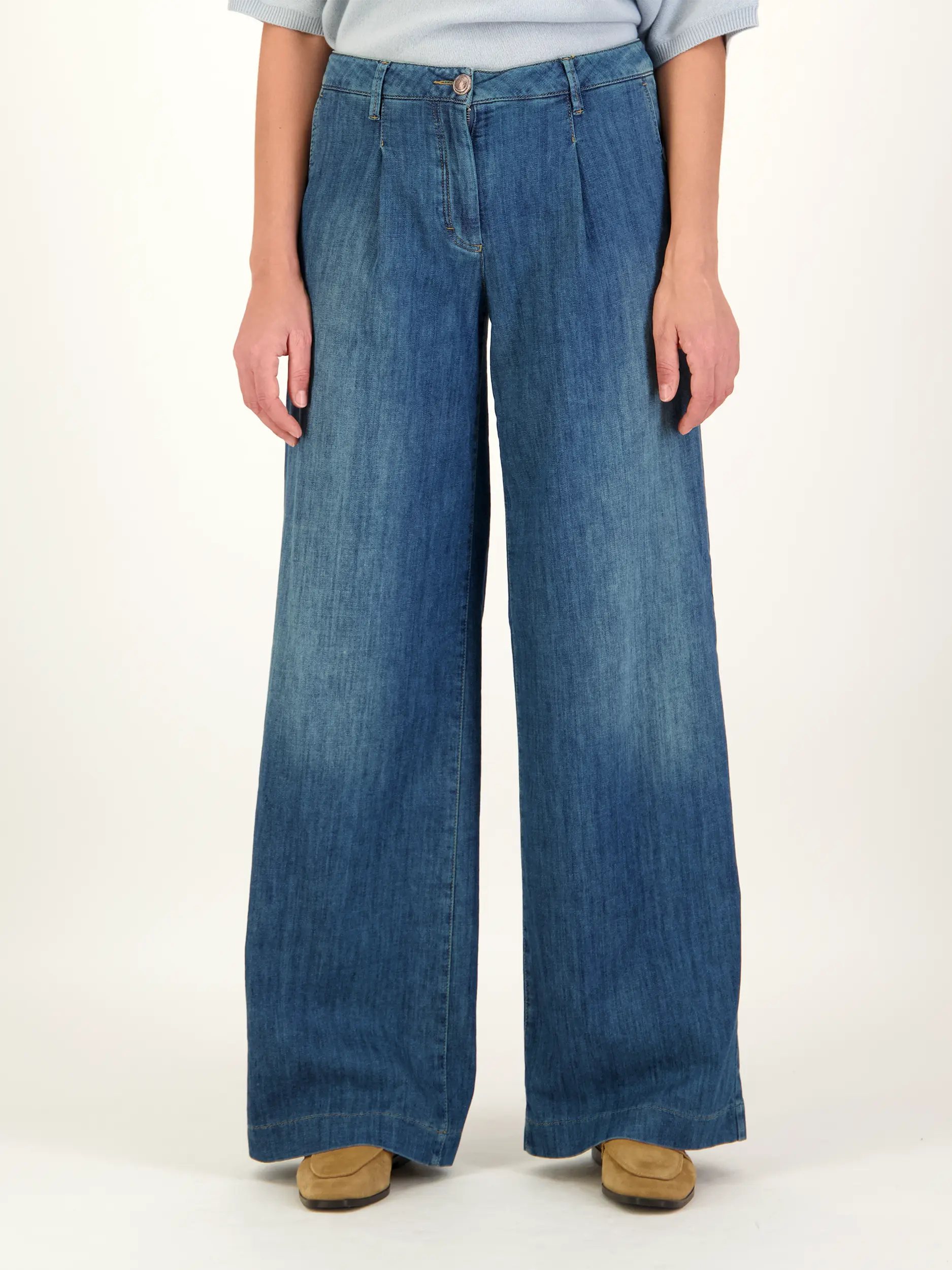 Mid Rise Wide Leg Jeans - Artikel Vorderseite getragen von einem Modell