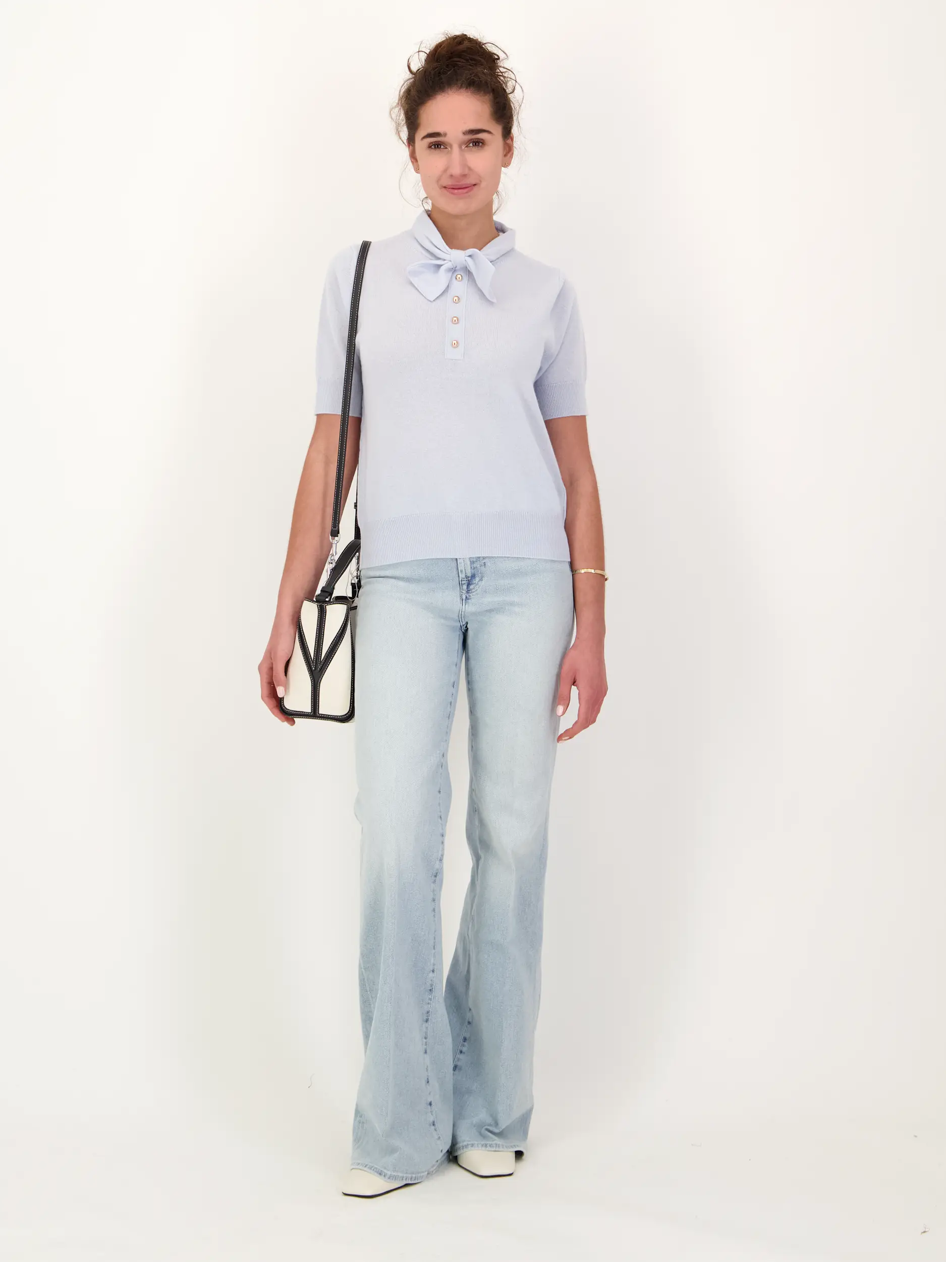 Pullover aus Wolle mit Schleife kurzarm - Artikel Teil eines Outfits getragen von einem Modell - Farbe: Blau