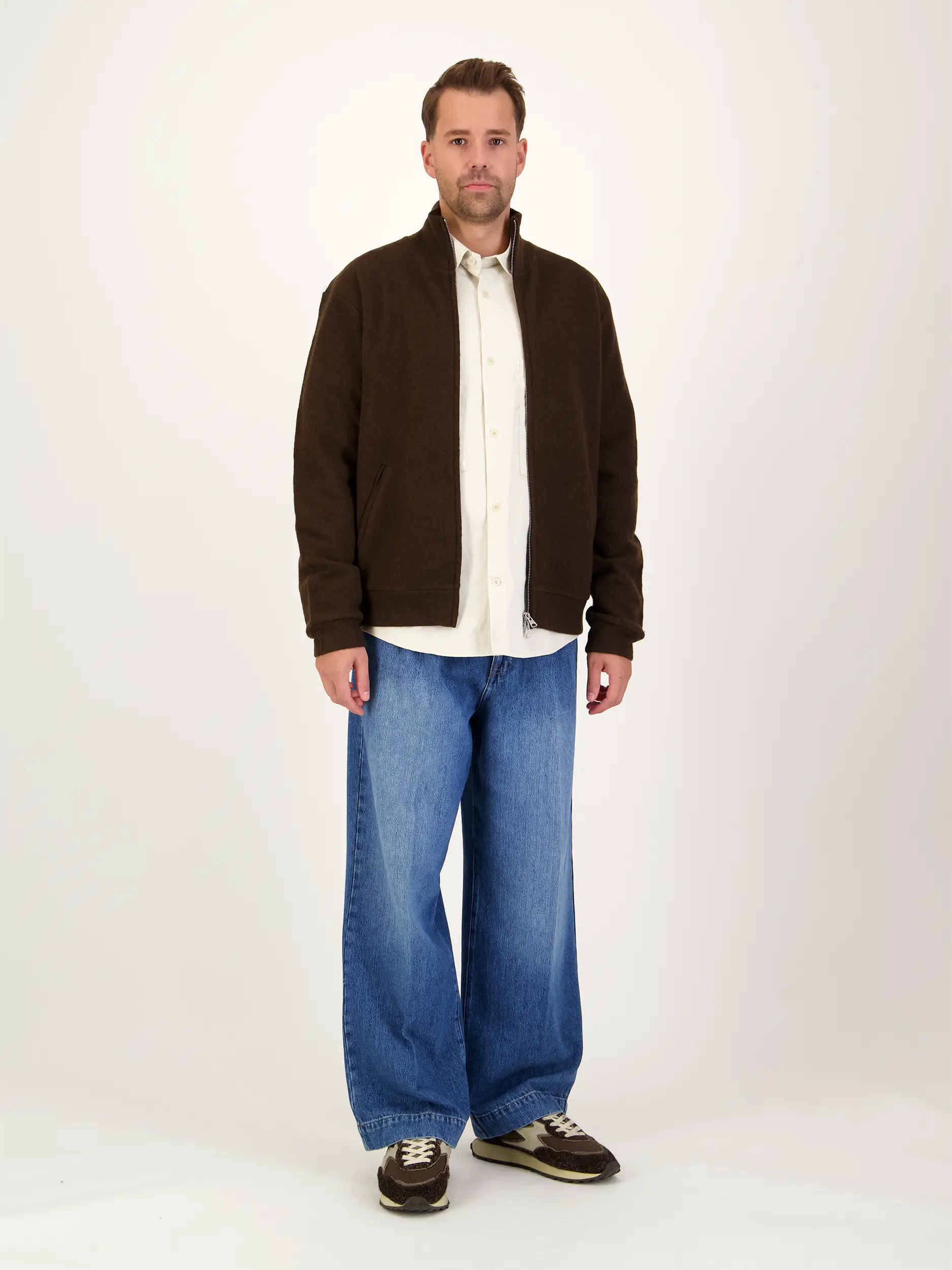 Strickjacke 'Boiled' aus Wolle langarm - Artikel Teil eines Outfits getragen von einem Modell - Farbe: Braun