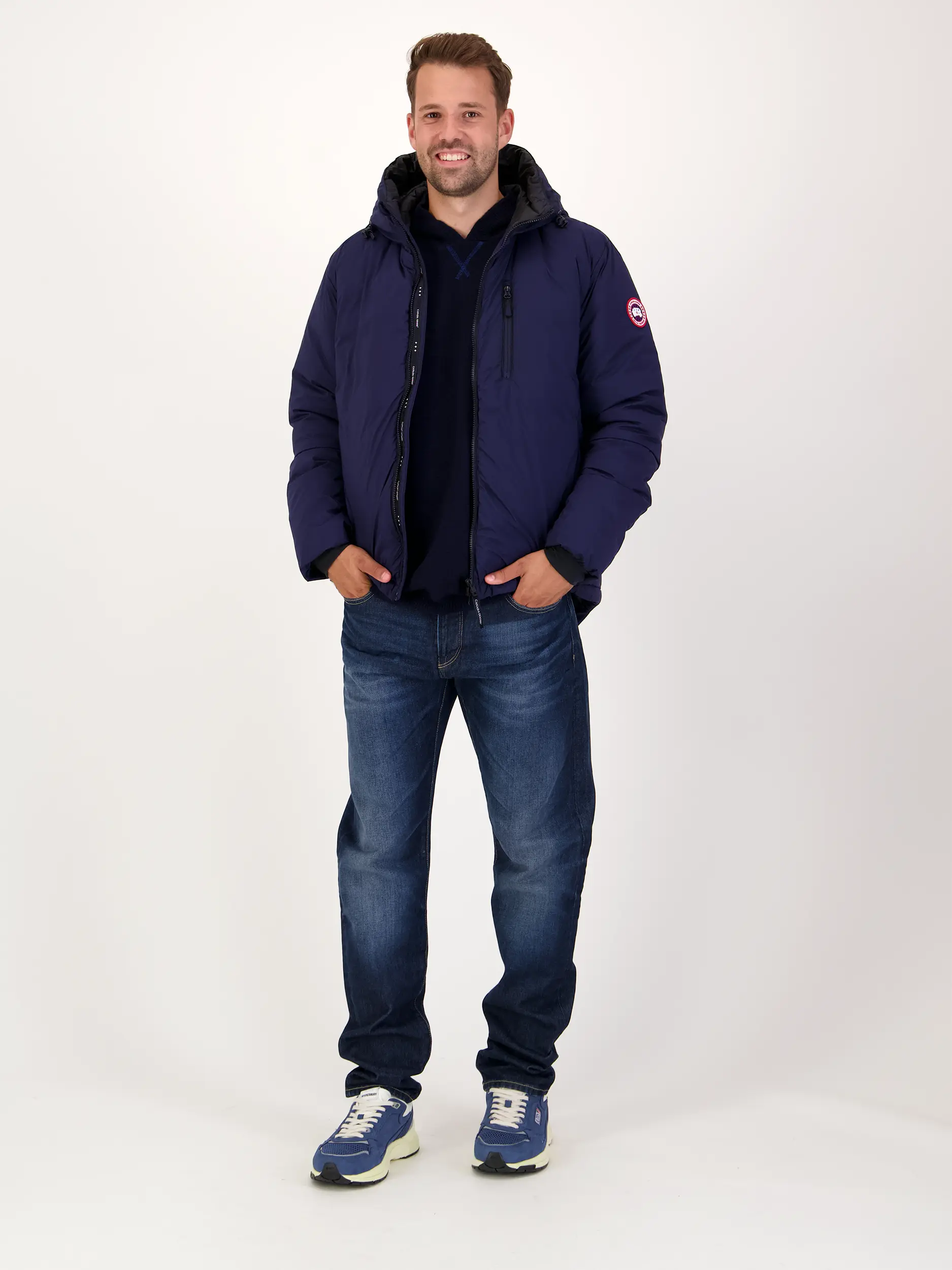 Daunenjacke 'Lodgehoody' - Artikel Teil eines Outfits getragen von einem Modell - Farbe: Blau