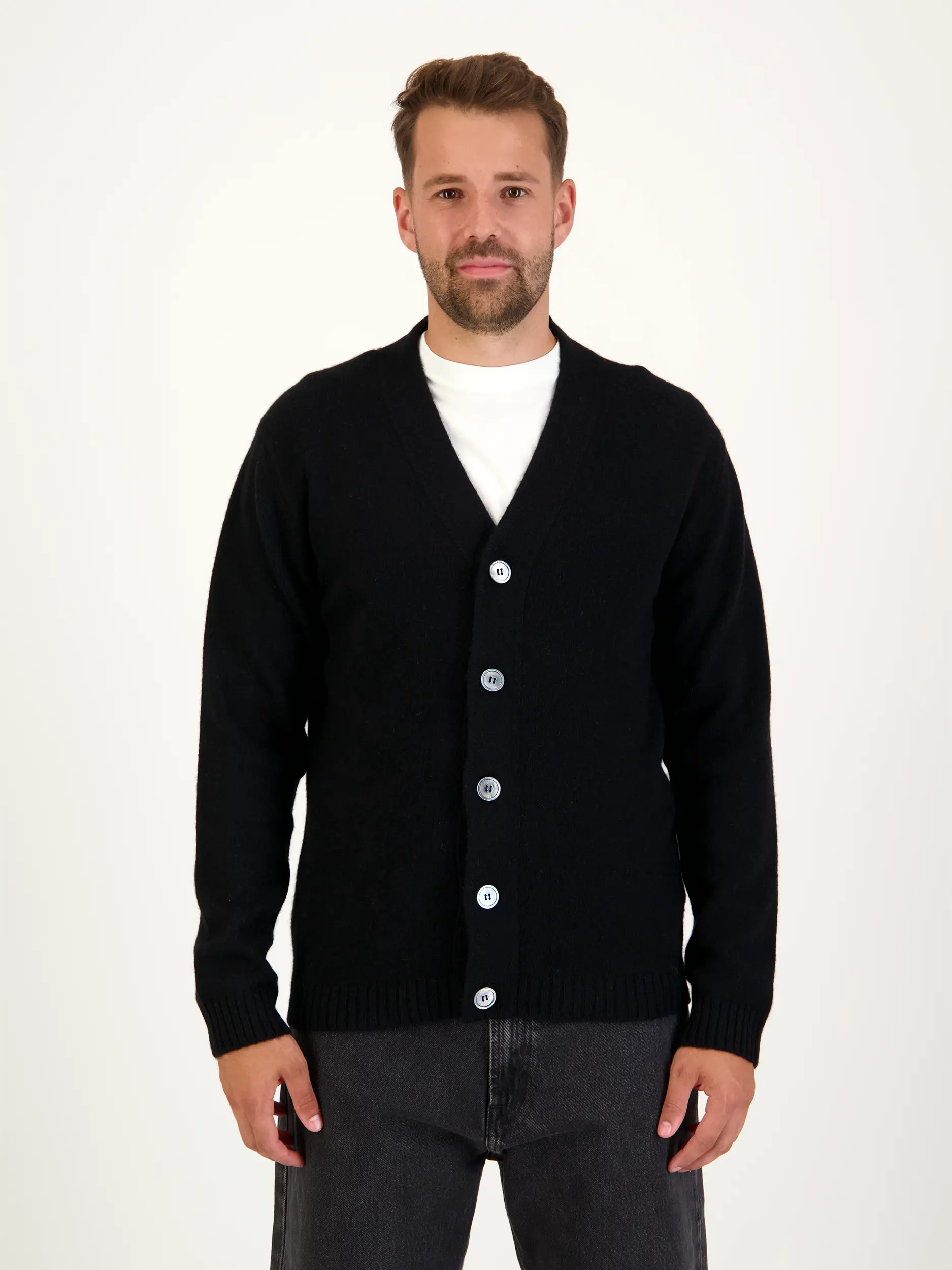 Strickjacke - Artikel Vorderseite getragen von einem Modell - Farbe: Schwarz