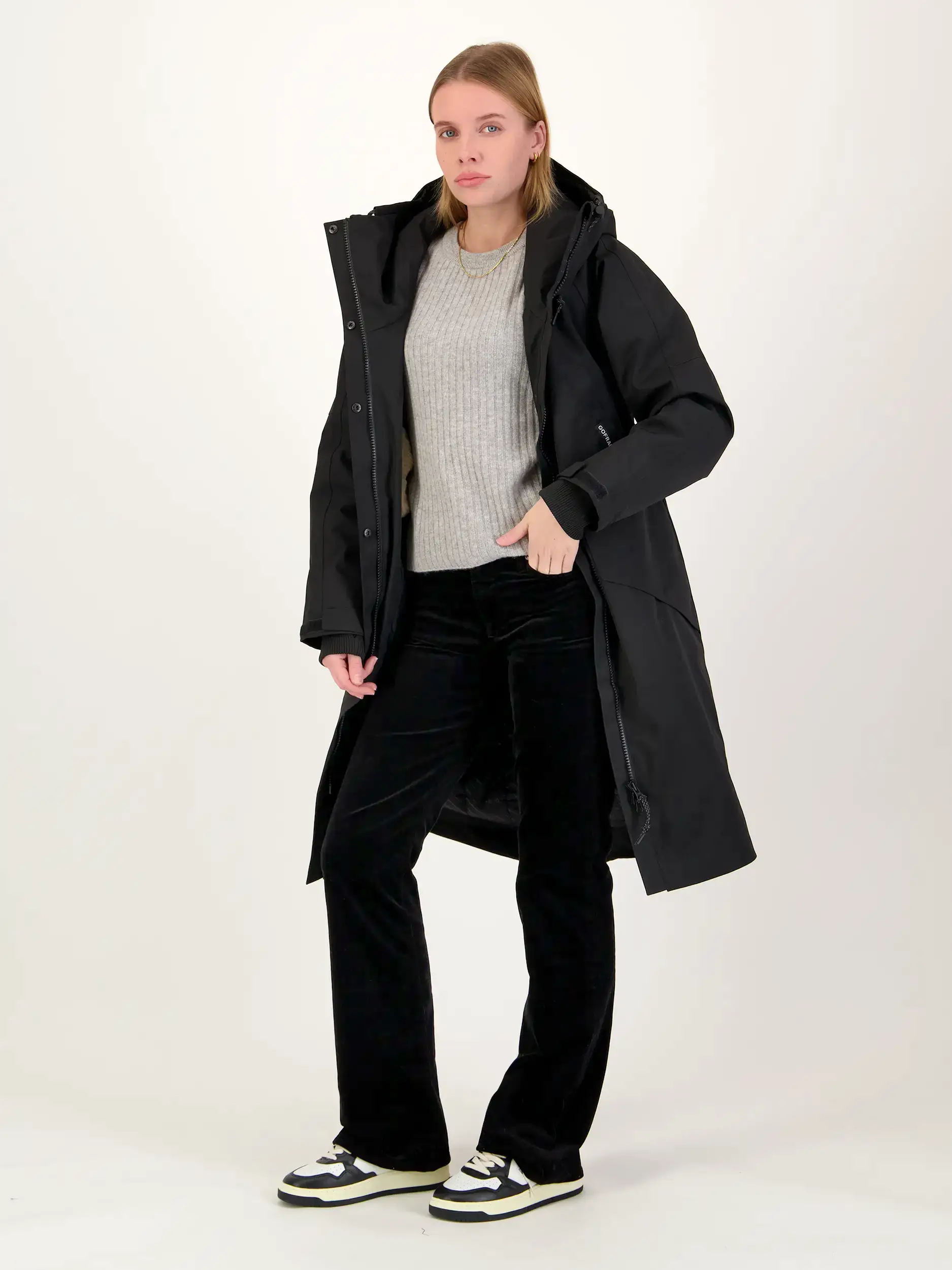 Samthose 'Leggy Bootcut' - Artikel Teil eines Outfits getragen von einem Modell - Farbe: Schwarz