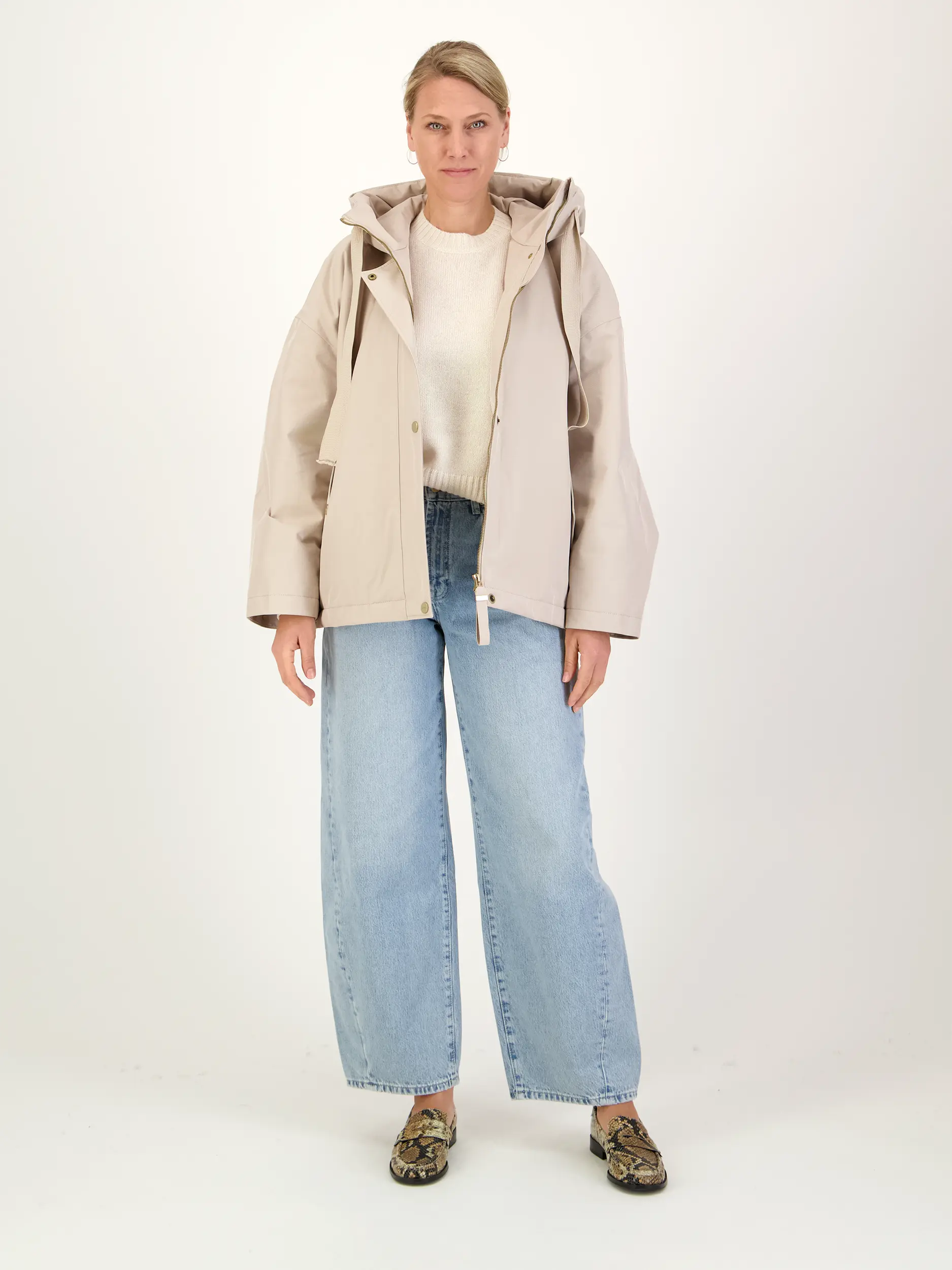 Jacke 'Rosie'  - Artikel Teil eines Outfits getragen von einem Modell - Farbe: Beige