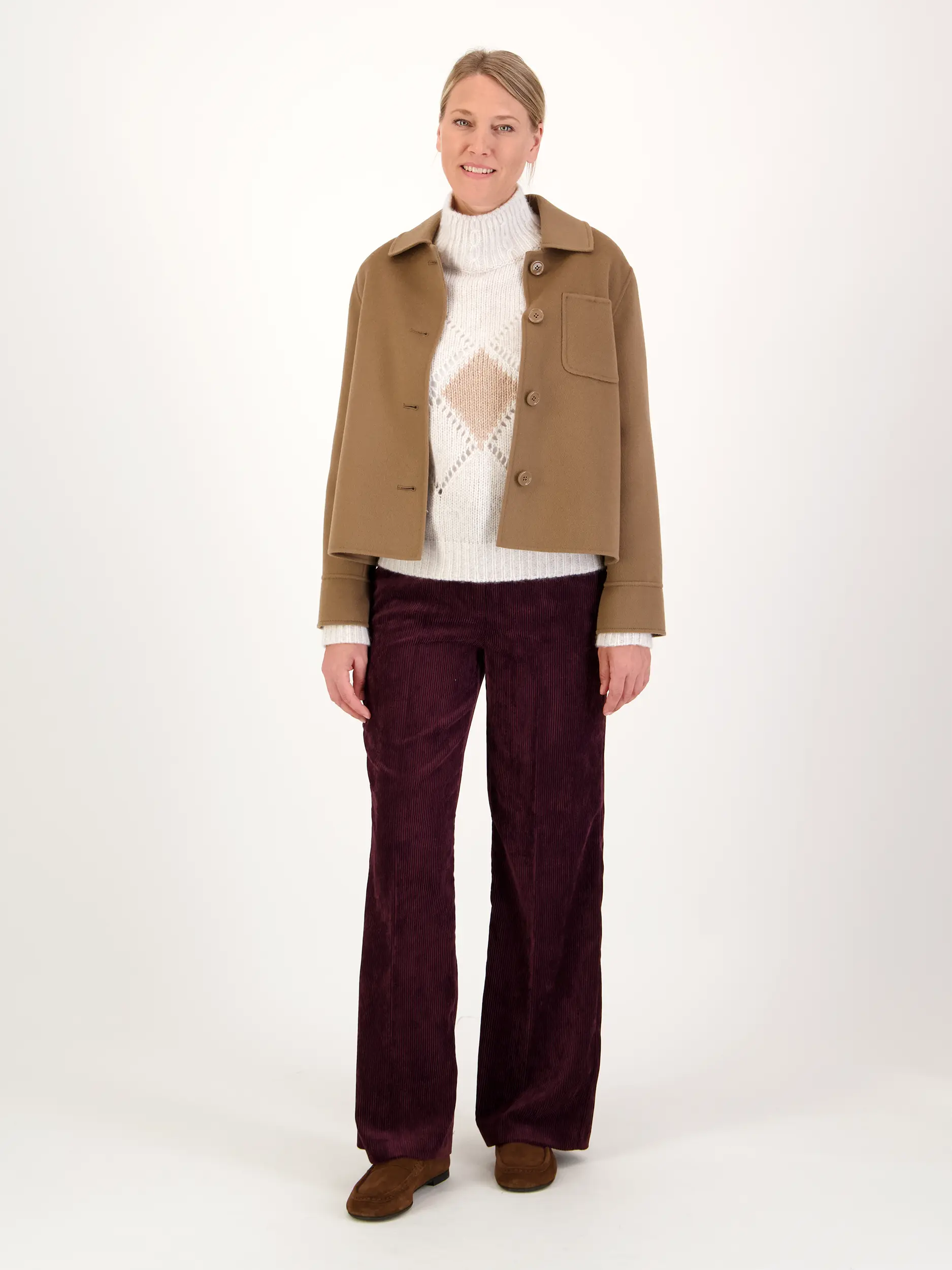 Gemusterter Pullover aus Kaschmir langarm - Artikel Teil eines Outfits getragen von einem Modell - Farbe: Creme