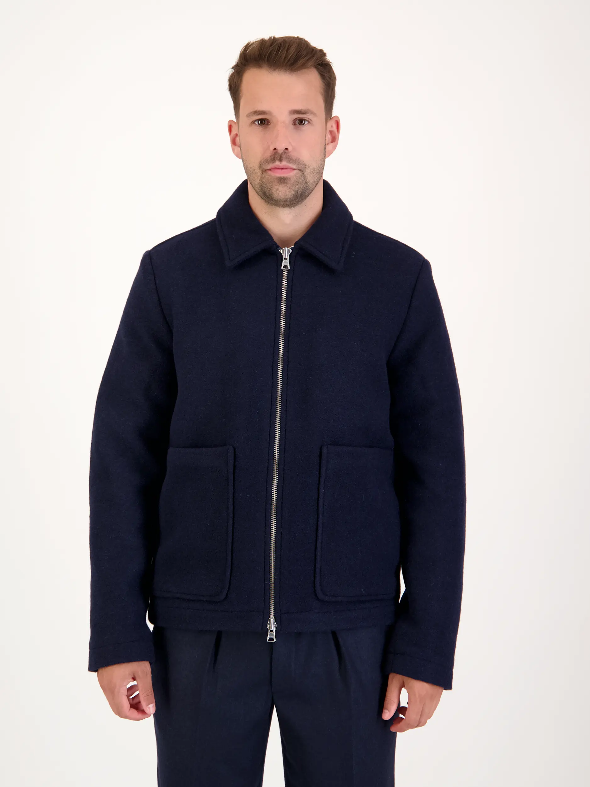 Jacke 'Gael' aus Woll-Mix - Artikel Vorderseite getragen von einem Modell - Farbe: Blau