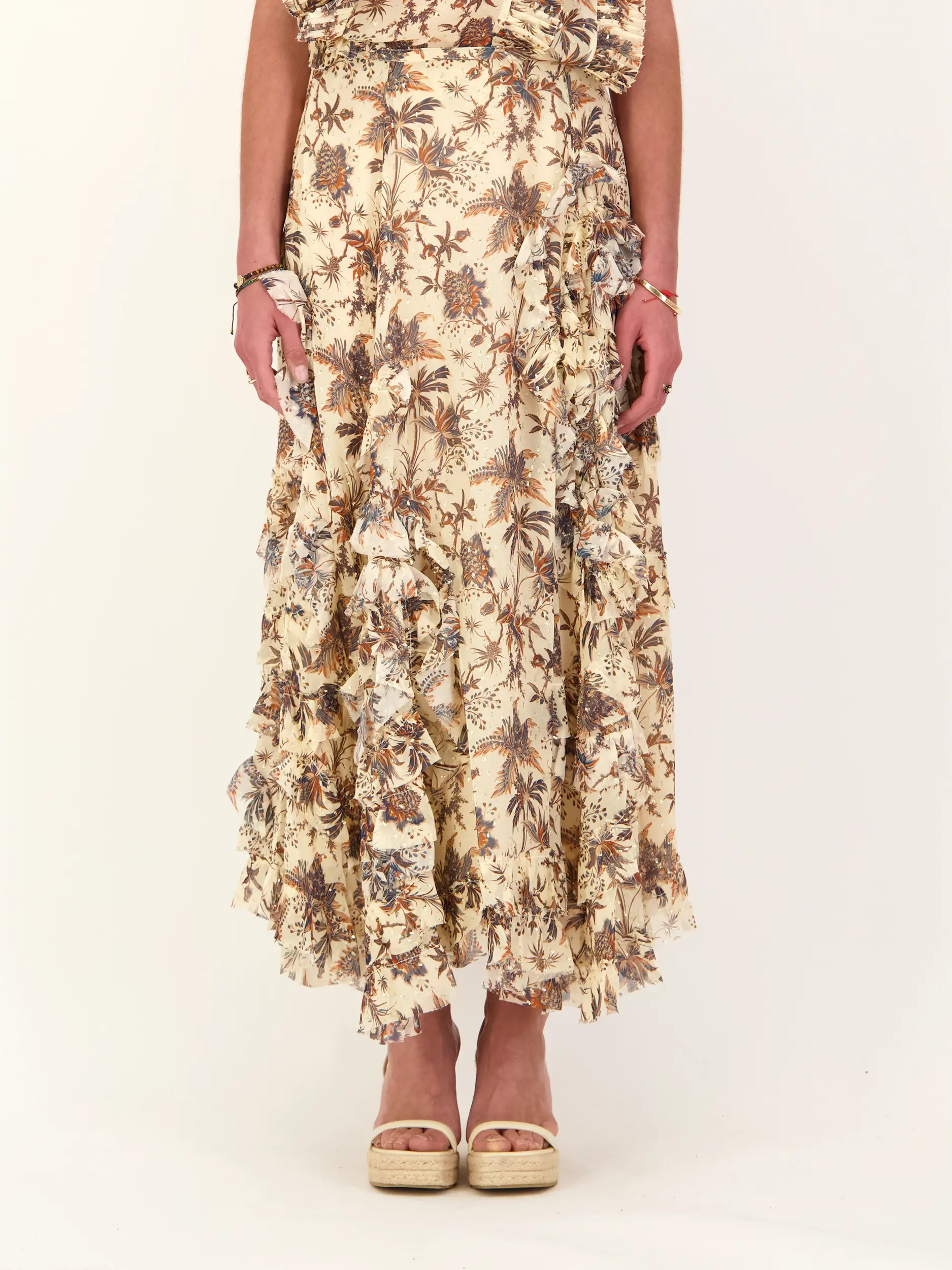Geblümter Maxi Seidenrock 'Adele' - Artikel Vorderseite getragen von einem Modell - Farbe: Creme