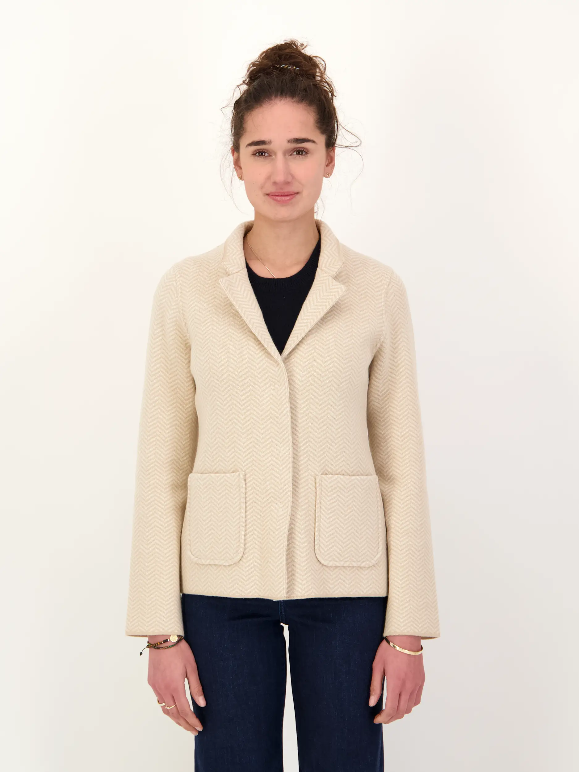 Strickblazer aus Wolle  - Artikel Vorderseite getragen von einem Modell - Farbe: Beige