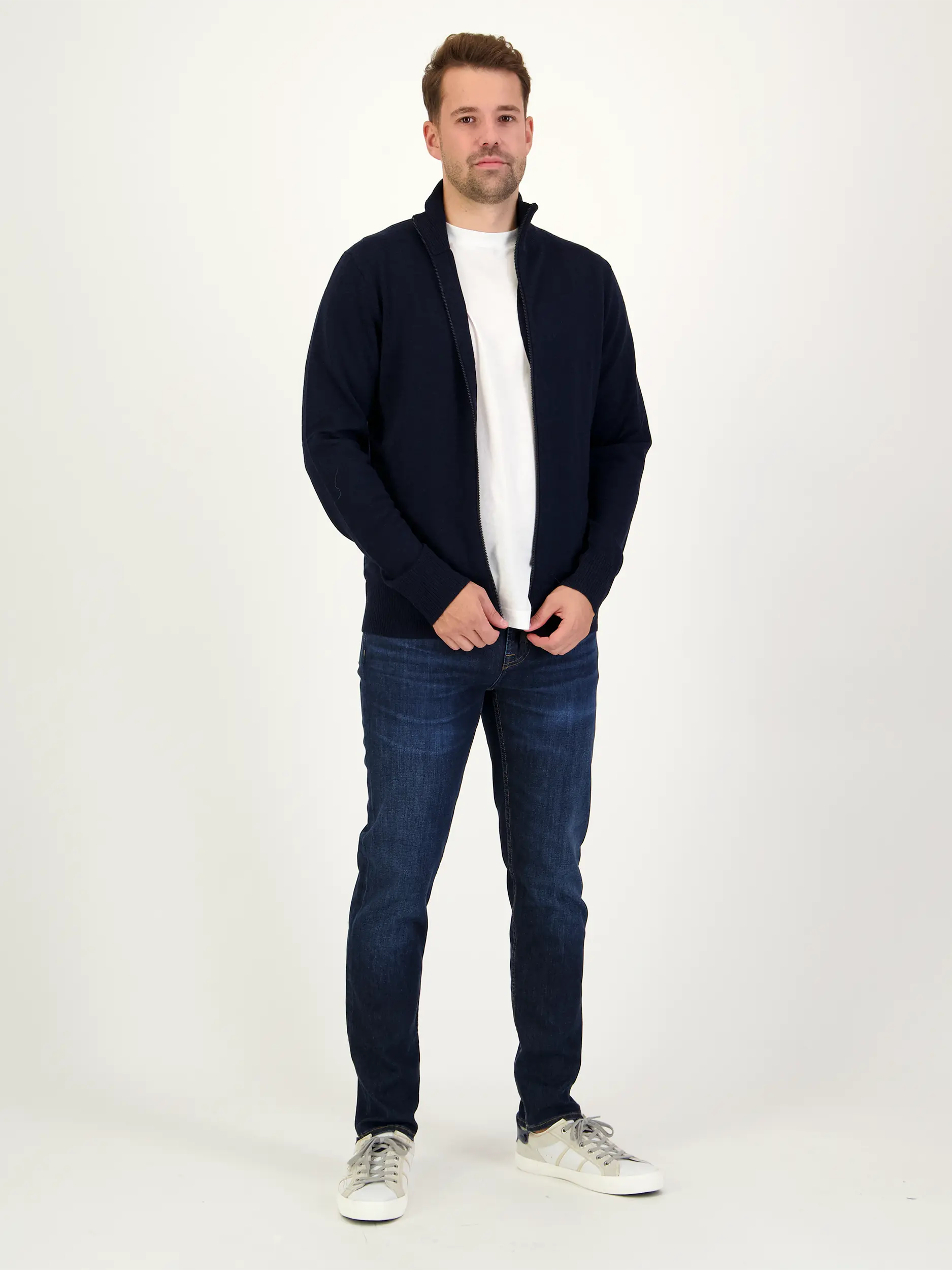 Strickjacke 'Antonio' aus Schurwolle - Artikel Teil eines Outfits getragen von einem Modell - Farbe: Blau
